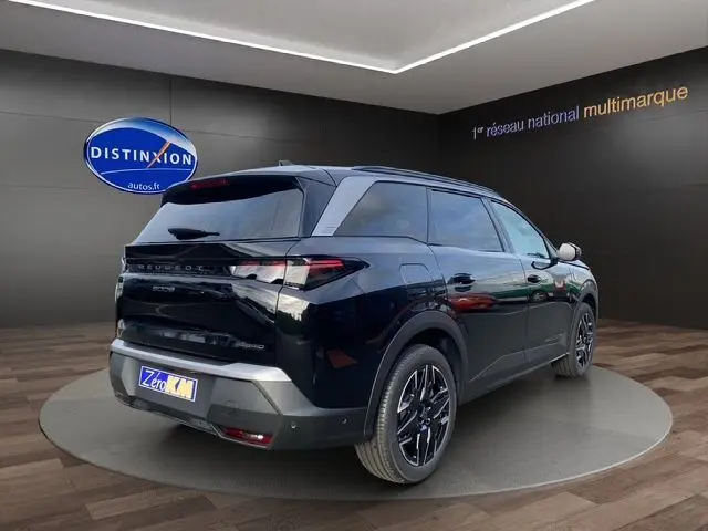 Vue 3/4 arrière droite d'un Peugeot 5008 noir Perla Nera 2025 avec jantes alu 19'' et vitres surteintées.