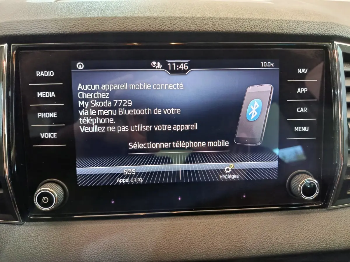Écran tactile central du tableau de bord du Skoda Karoq 2024 affichant le menu Bluetooth et options connectivité.