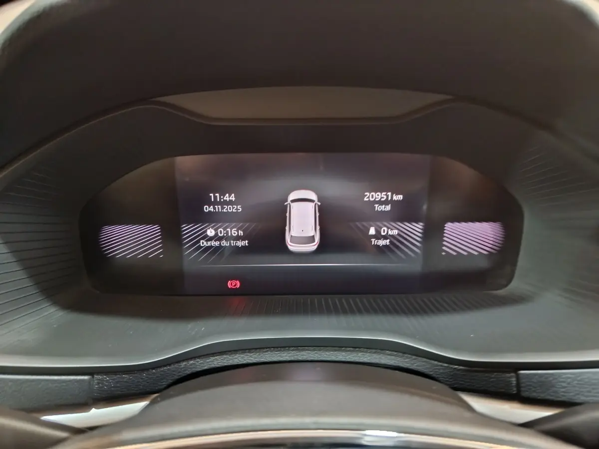 Affichage numérique du combiné d'instruments du Skoda Karoq 2.0 TDI 116ch, vue frontale du tableau de bord.