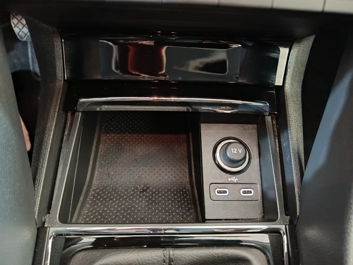 Gros plan sur la console centrale noire du Skoda Karoq 2024, avec prise 12V et deux ports USB-C visibles.
