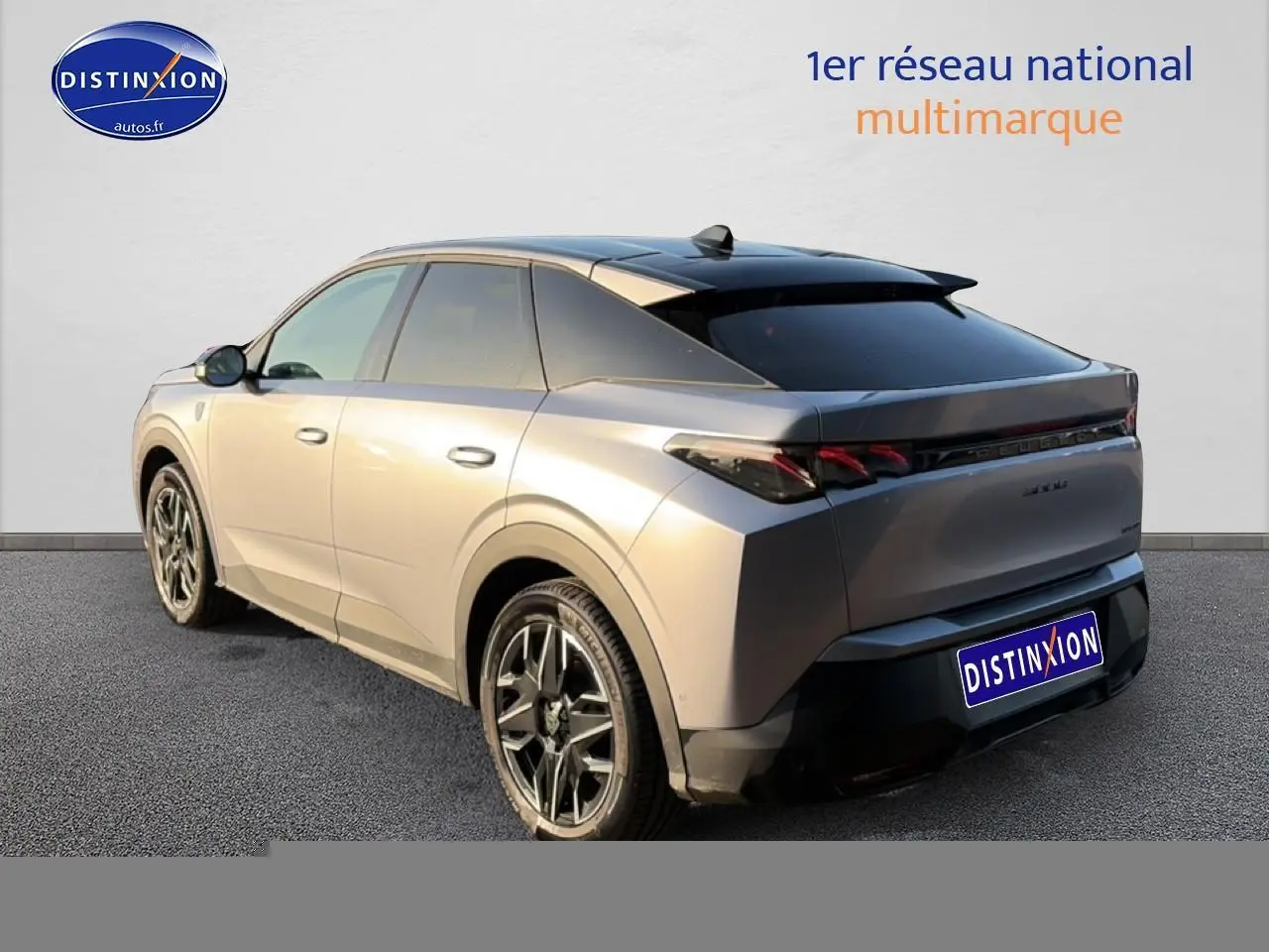 Vue 3/4 arrière droite d'un Peugeot 3008 gris 2025 avec jantes alu et feux arrière LED distinctifs.