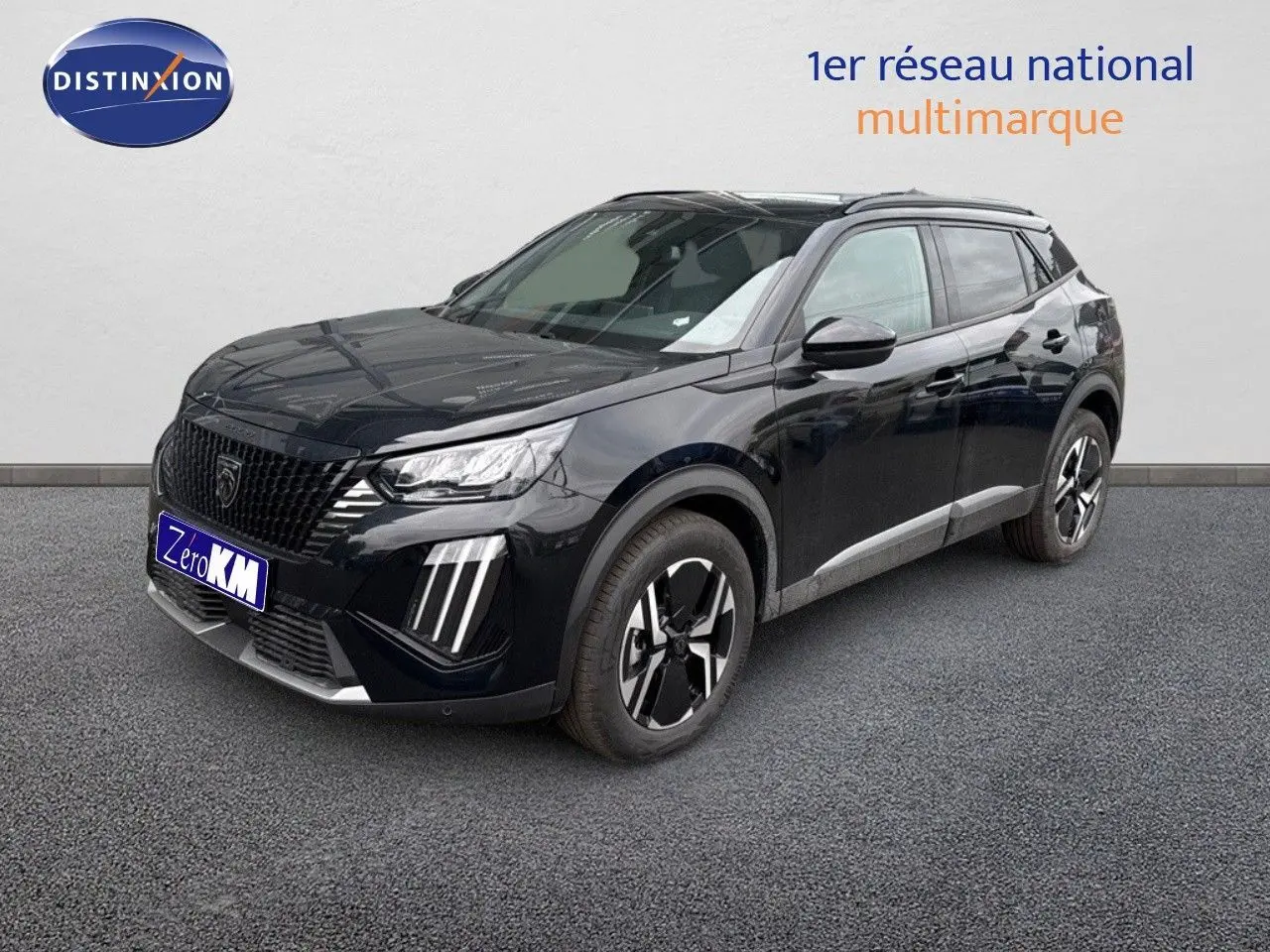 SUV Peugeot 2008 noir métal en vue 3/4 avant droit, avec calandre distinctive et jantes bicolores modernes.