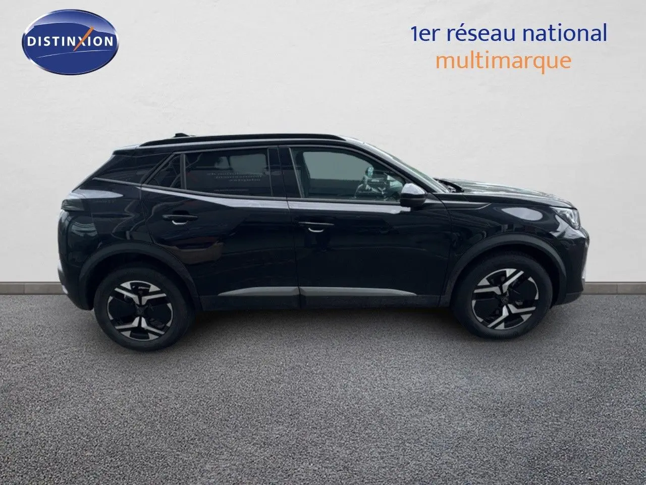 Profil côté gauche d'un Peugeot 2008 HYBRID noir métal 2025 avec jantes bi-ton et toit noir contrasté.