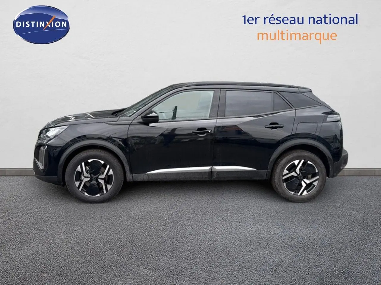 Profil latéral droit d'un Peugeot 2008 HYBRID 136CH noir métal avec jantes noires et détails chromés sur bas de caisse.