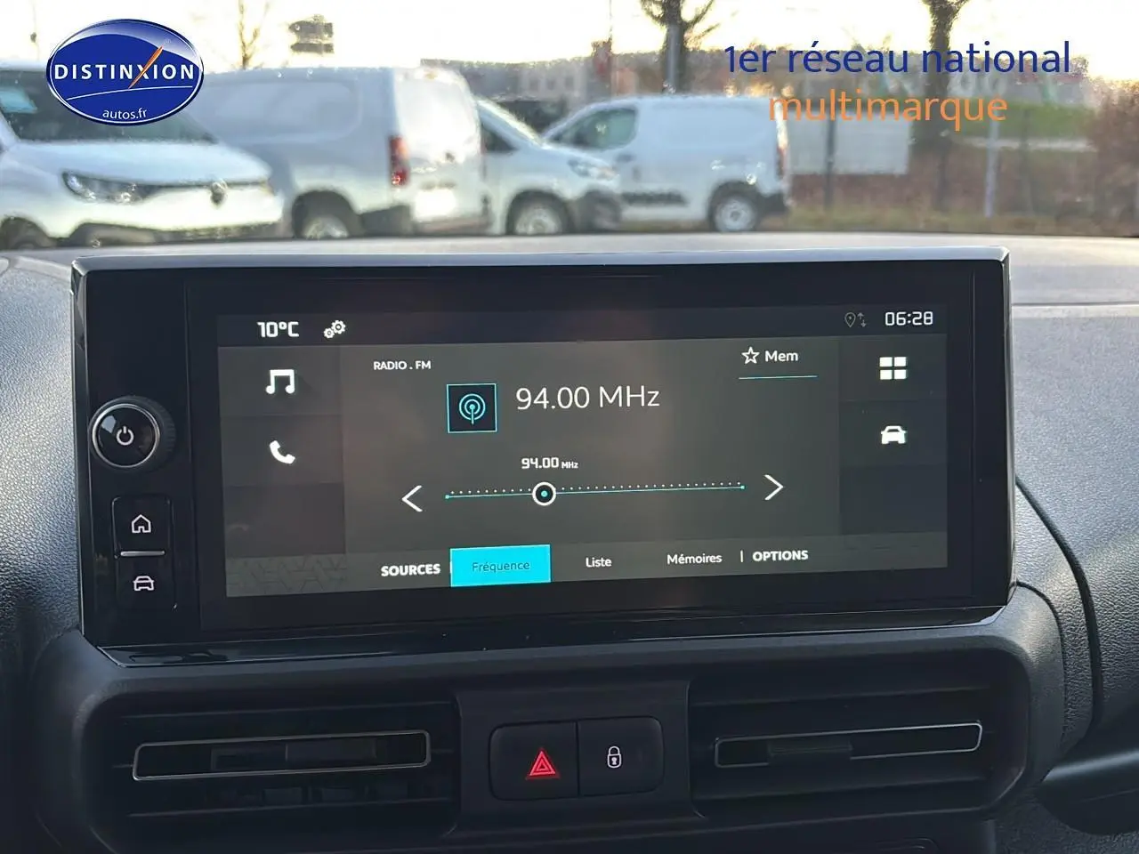 Vue intérieure centrée sur l'écran tactile multimédia du Citroën Berlingo Fourgon blanc, avec commandes et aérateurs visibles.