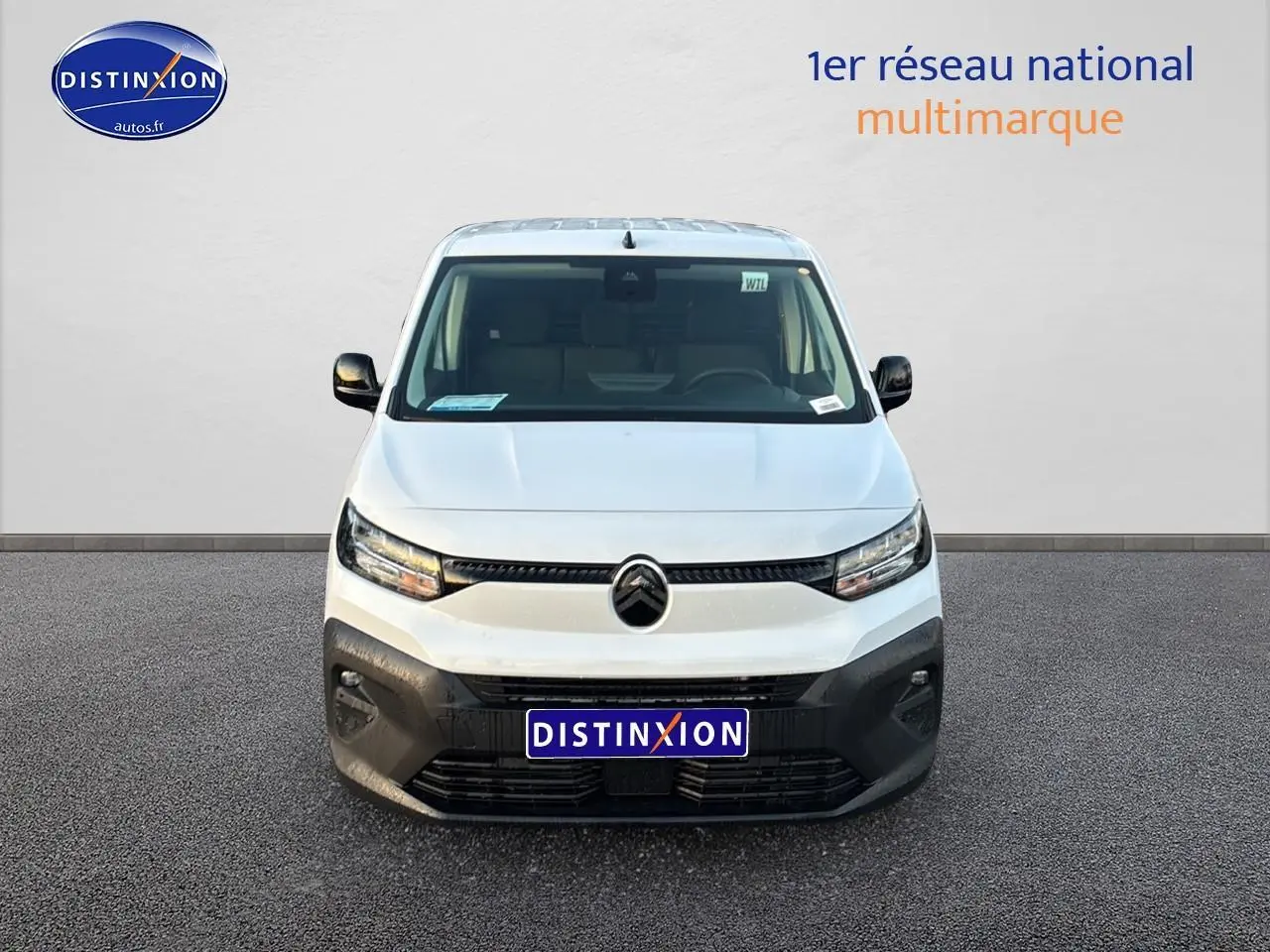 Vue frontale d'un Citroën Berlingo Fourgon blanc 2025 avec pare-chocs noir et phares LED distinctifs.