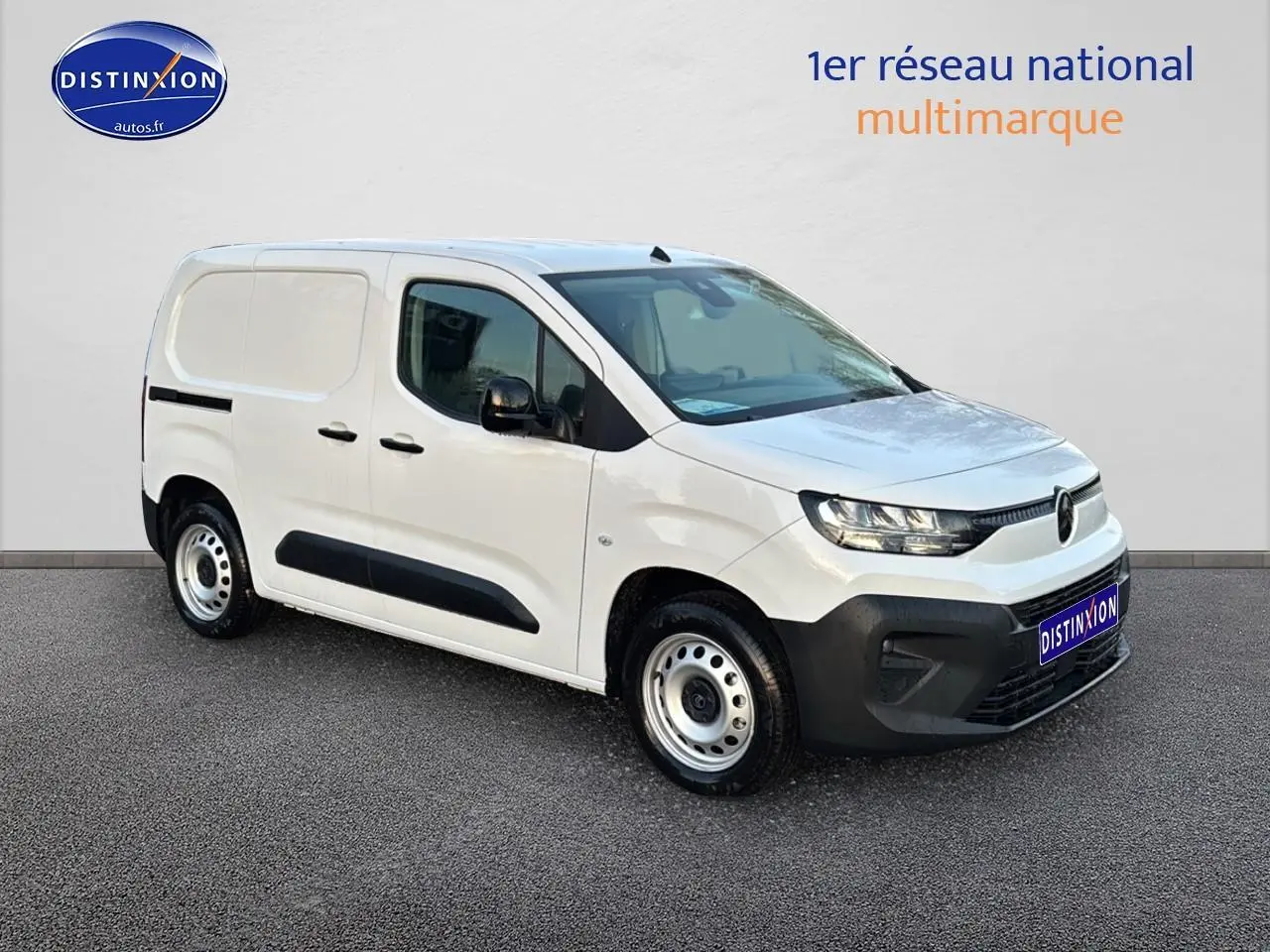 Vue 3/4 avant d’un Citroën Berlingo Fourgon blanc avec porte latérale coulissante et jantes acier.
