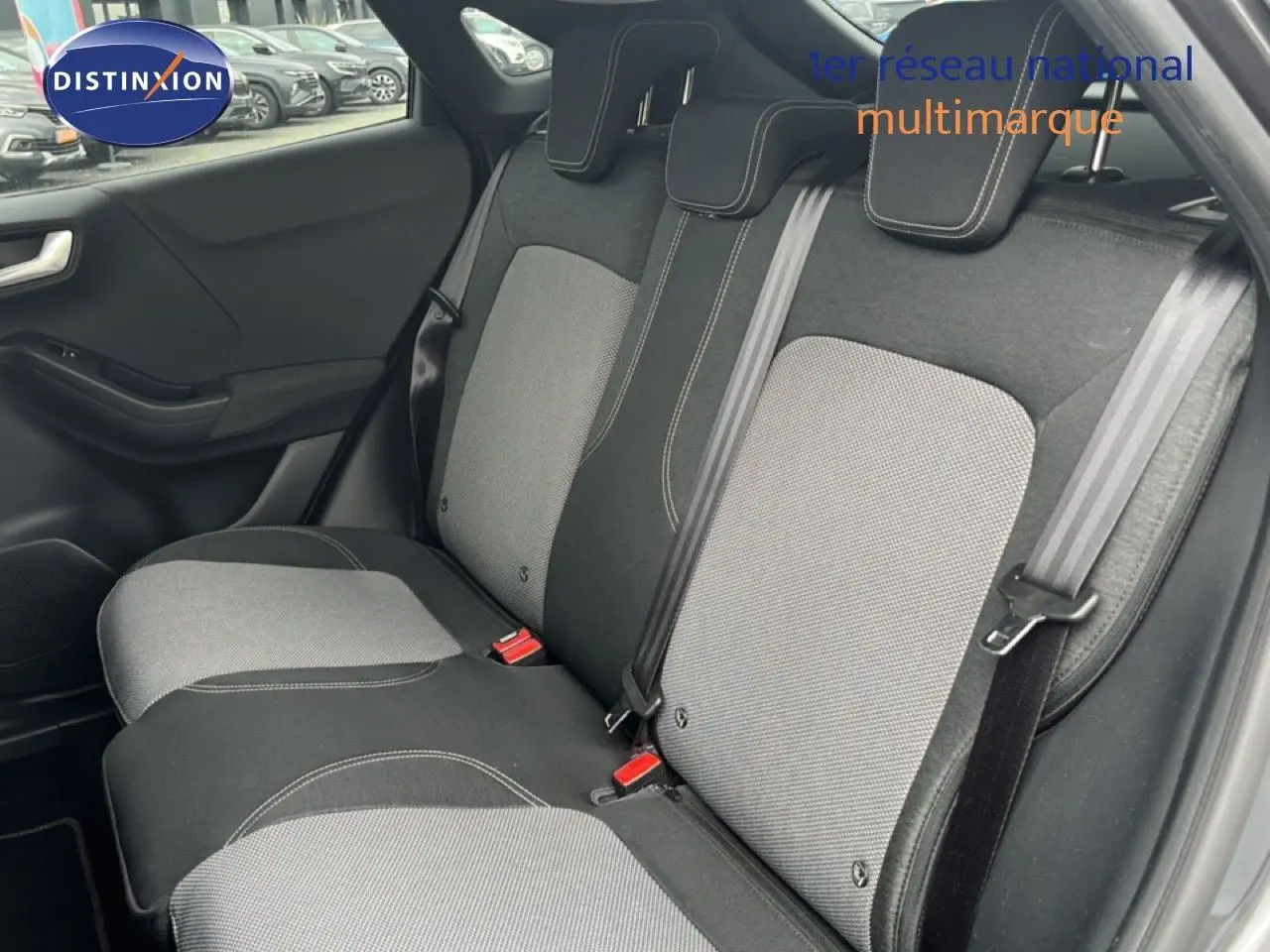Vue intérieure sur les sièges arrière en tissu gris clair et foncé du Ford Puma 1.0 EcoBoost 125 mHev Titanium 2021.