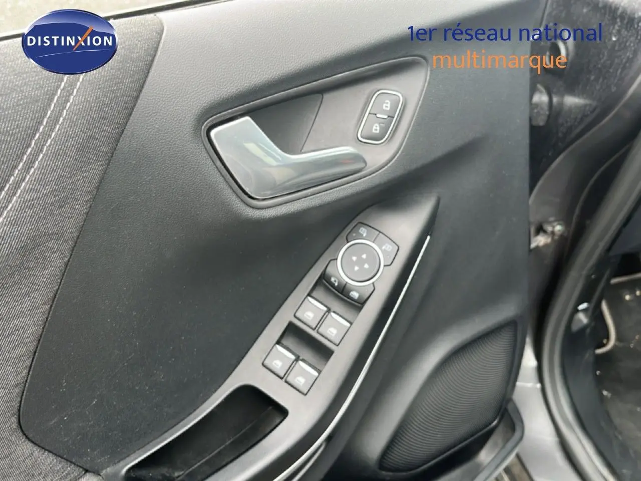 Gros plan sur la porte avant gauche noire du Ford Puma 2021 avec commandes de vitres et serrure.