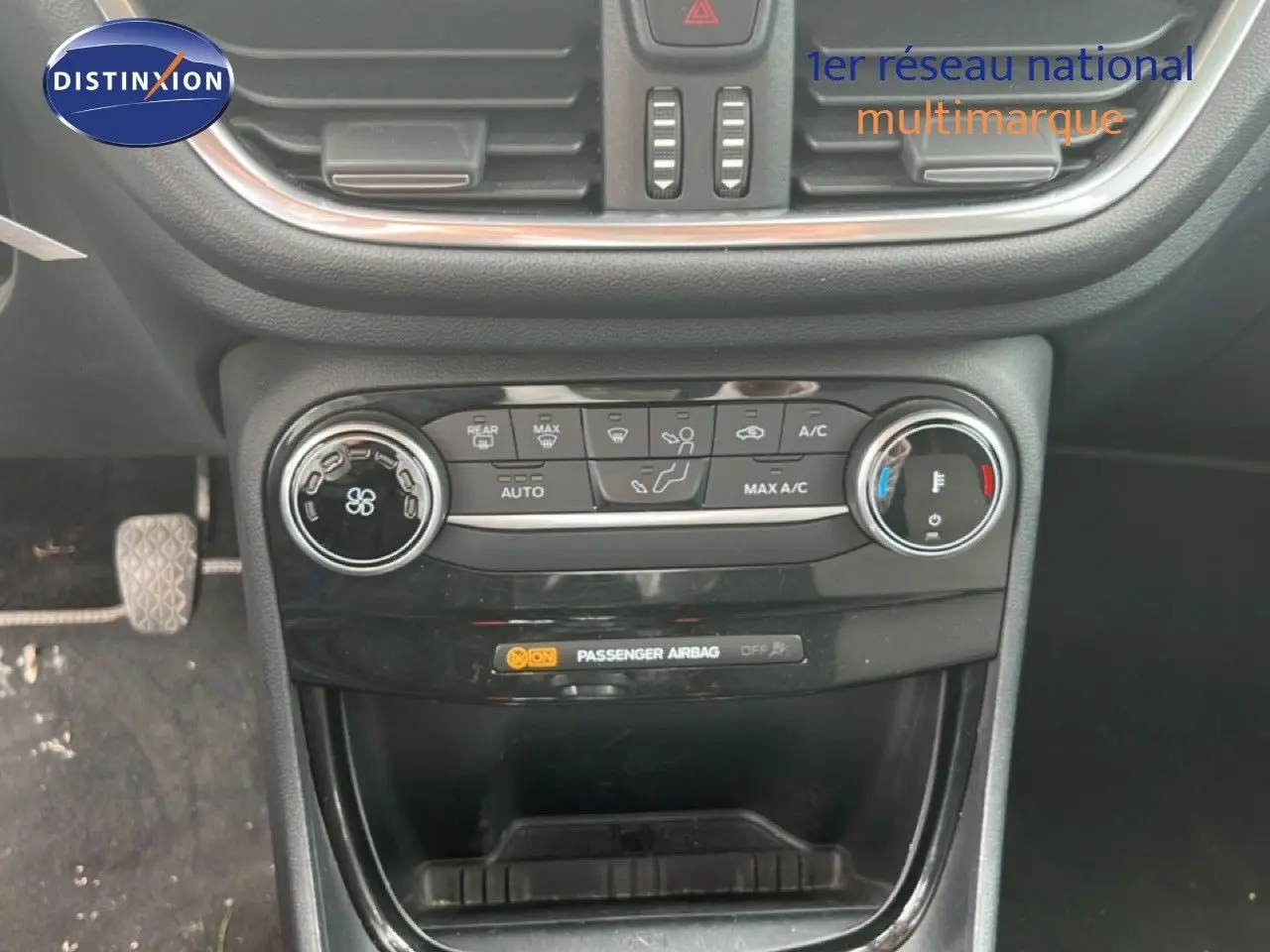 Vue rapprochée de la console centrale du Ford Puma gris 2021, montrant les commandes de climatisation et ventilation.
