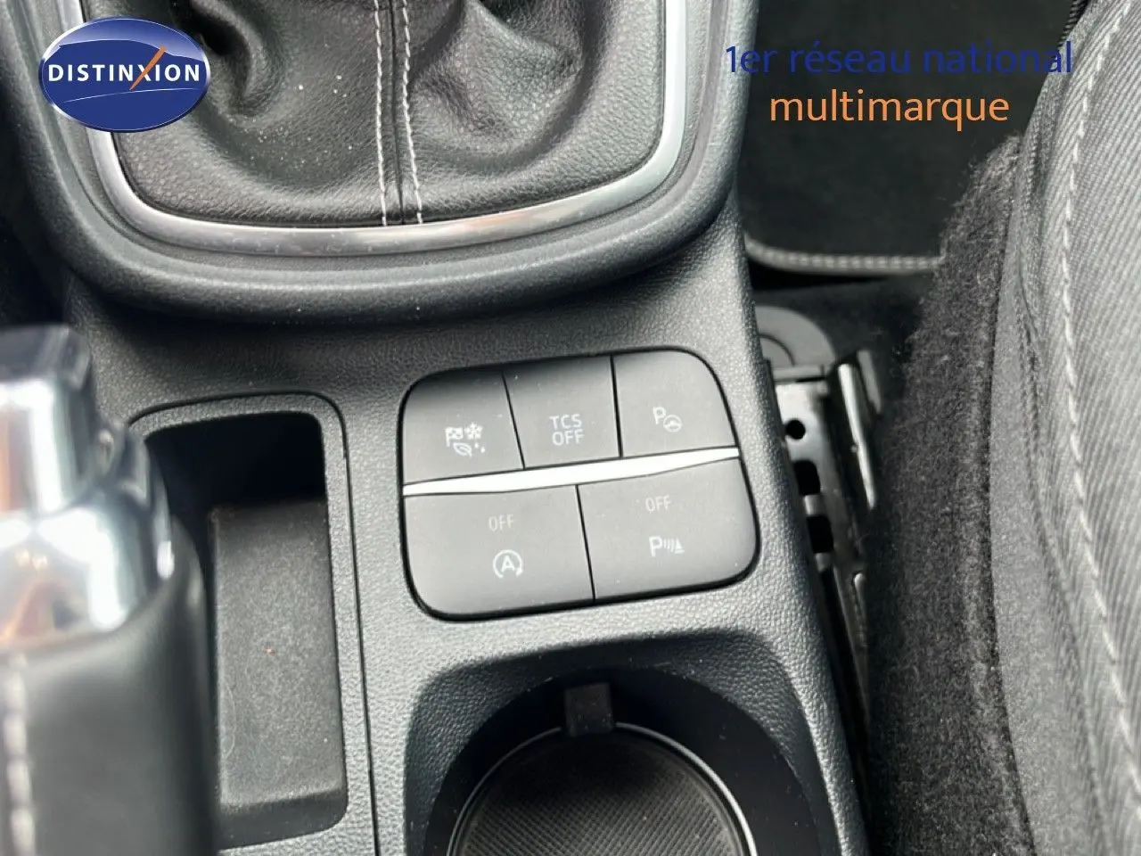 Gros plan sur la console centrale du Ford Puma gris 2021, montrant les boutons de contrôle et le levier de vitesse manuel.