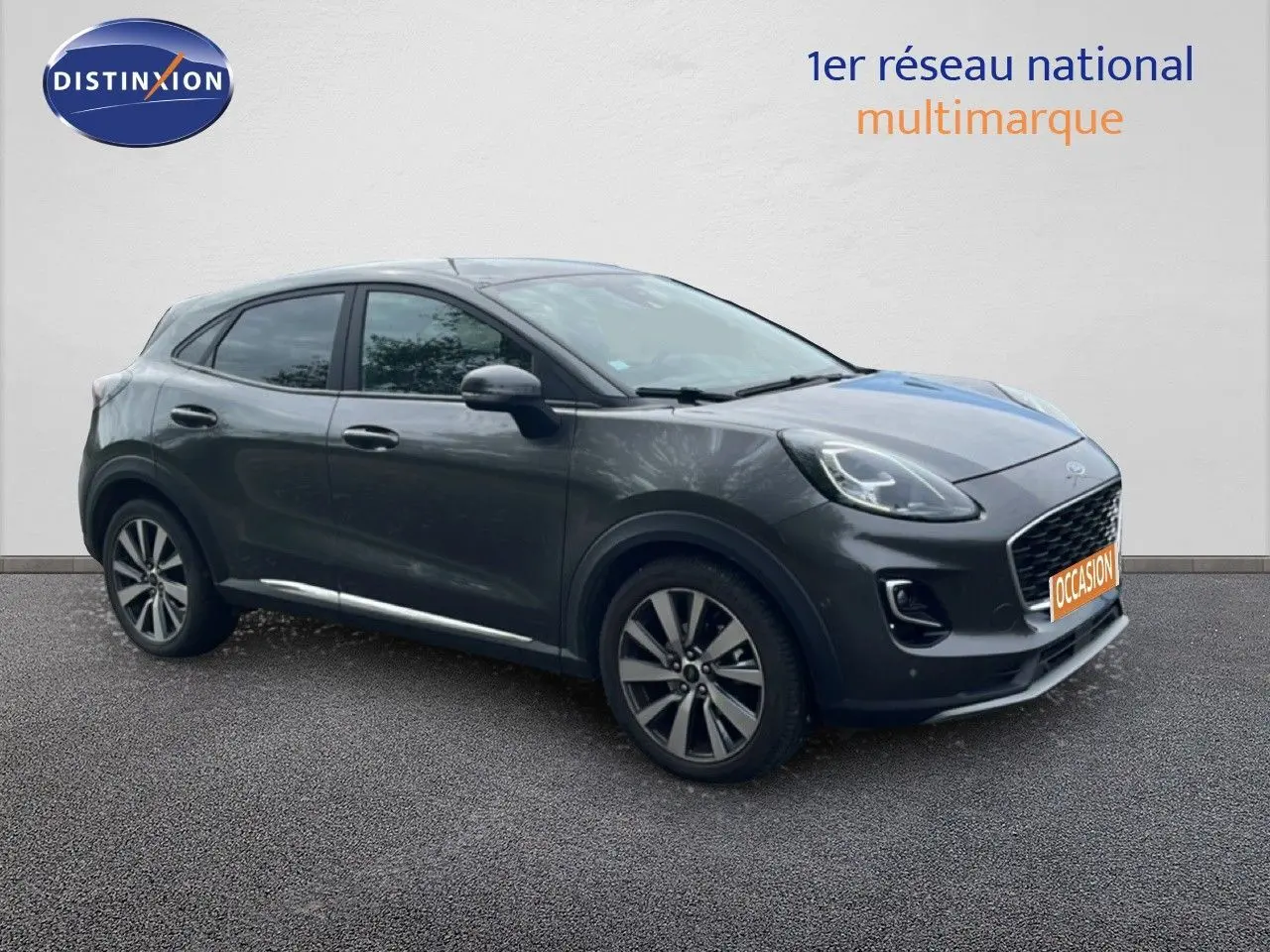 Ford Puma gris en 3/4 avant droit, SUV compact avec jantes alliage et calandre distinctive, vue extérieure.