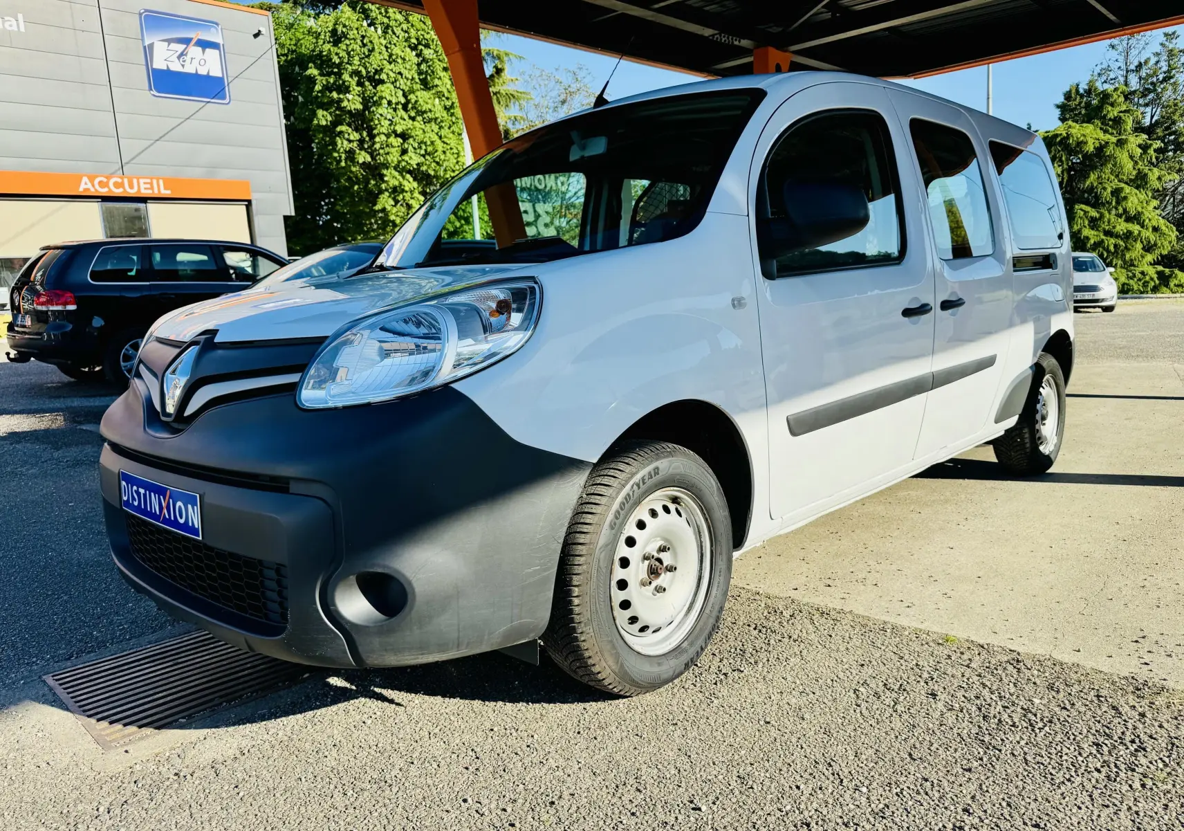 Renault Kangoo Maxi blanc vu en 3/4 avant droit, avec pare-chocs noir mat et jantes acier simples.