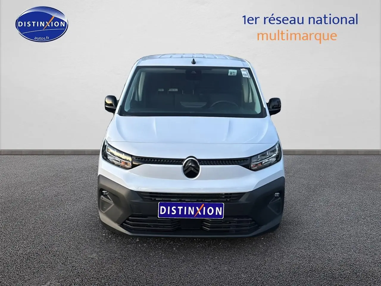 Vue frontale d'un Citroën Berlingo Fourgon XL blanc 2025 avec pare-chocs noir et phares LED allumés.