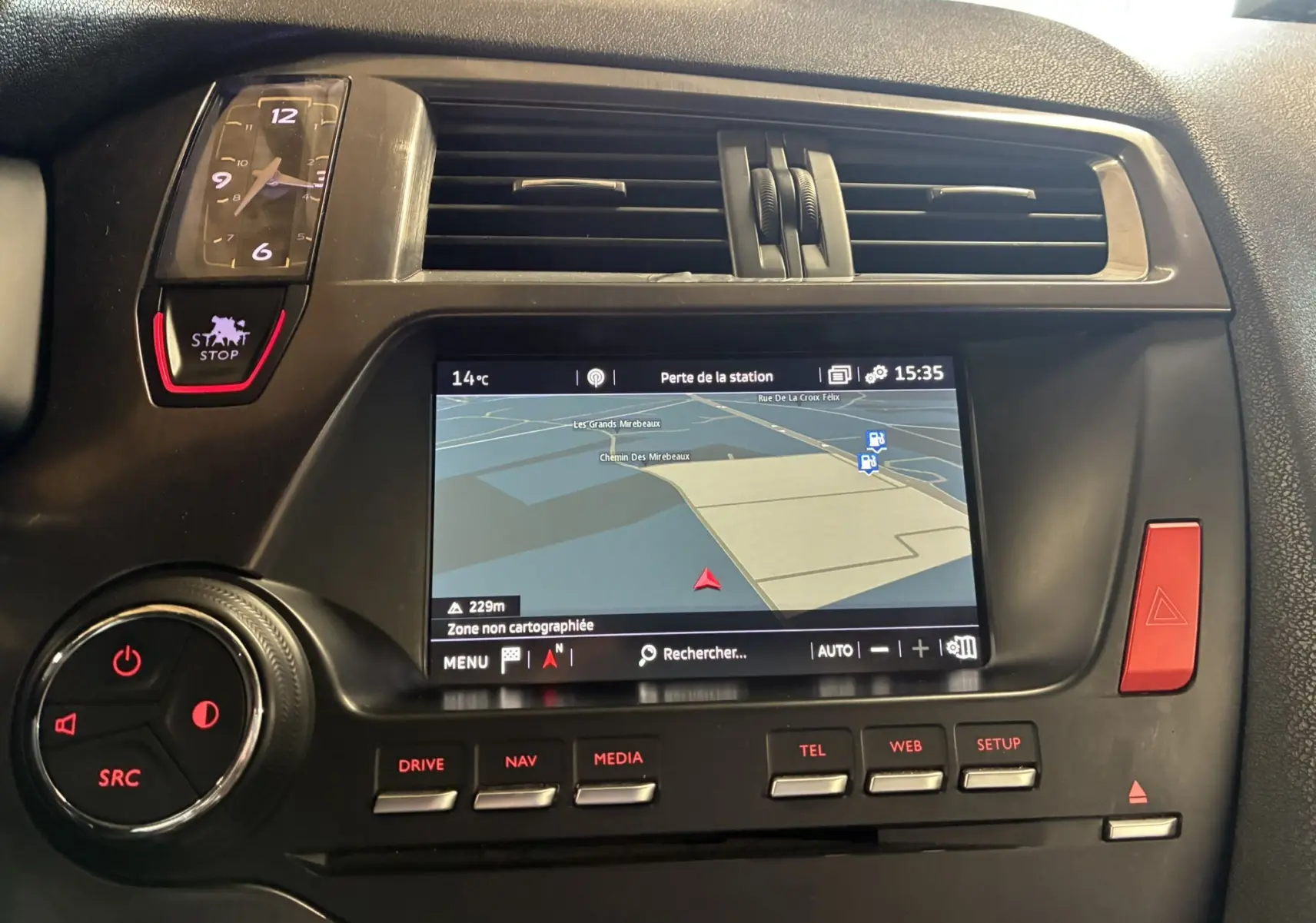 Vue rapprochée du tableau de bord noir de la DS5 2018 avec écran GPS et horloge analogique intégrée.