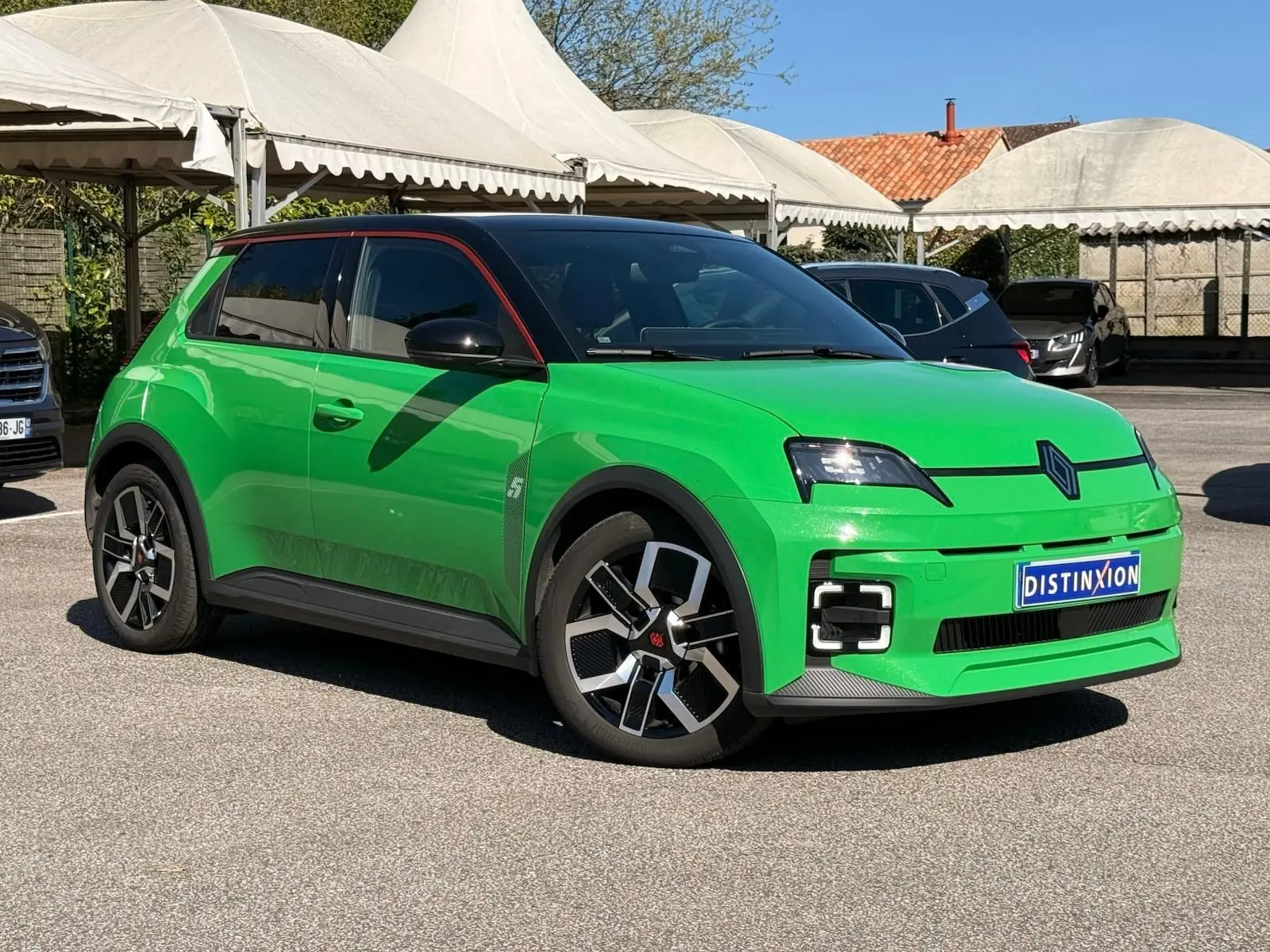 Renault R5 E-TECH électrique vert Pop vue 3/4 avant avec toit noir étoile et jonc rouge alu.