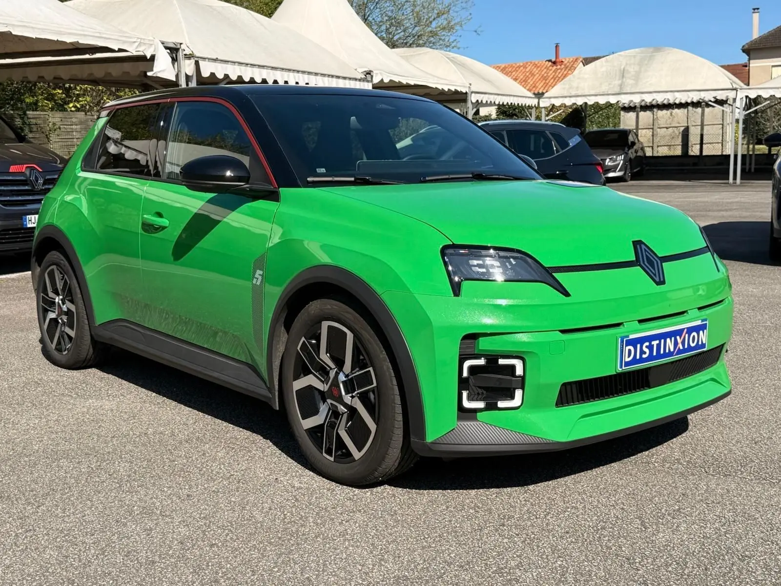 Renault R5 E-Tech électrique vert Pop vue 3/4 avant avec toit noir étoile et jonc rouge alu.