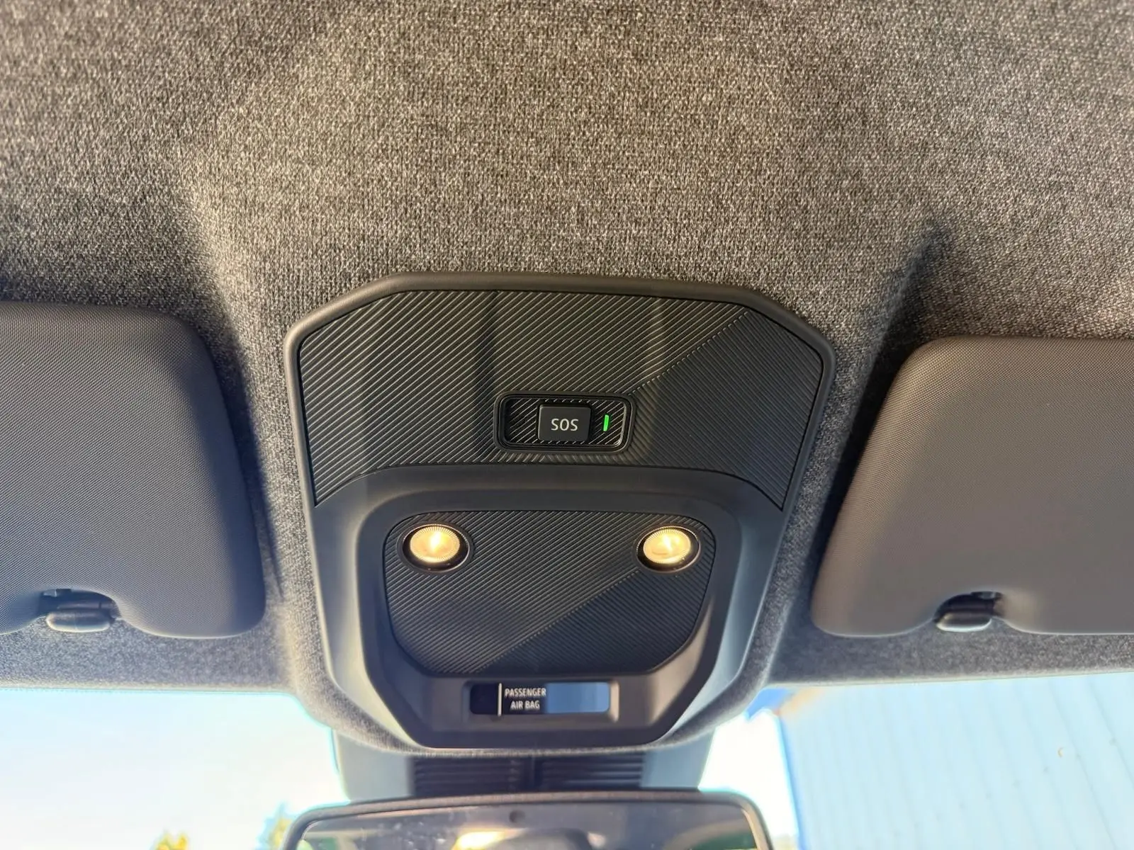 Vue intérieure du plafond avant de la Renault R5 E-TECH 100% électrique, avec éclairage et bouton SOS visible.