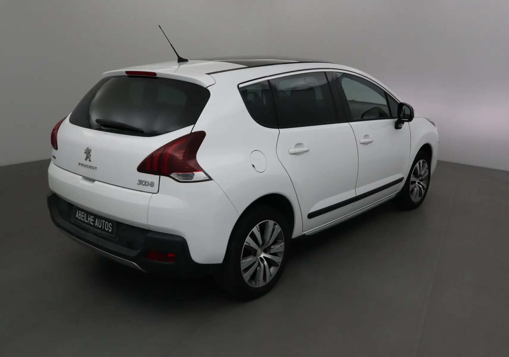 Peugeot 3008 blanc vue 3/4 arrière droit avec vitres teintées et jantes alliage 17 pouces.