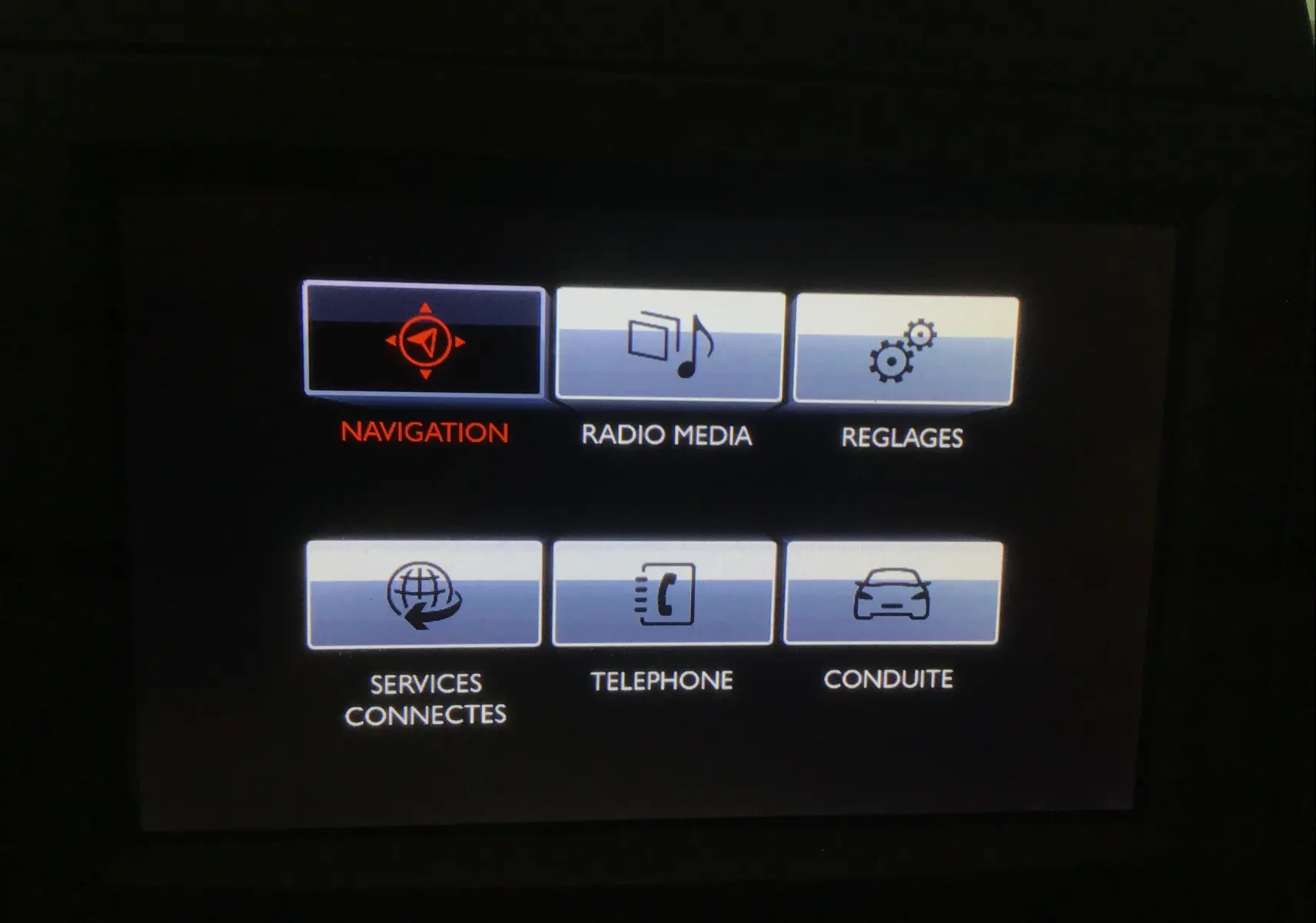 Écran tactile du système multimédia du Citroën Berlingo blanc, affichant les options navigation, radio, réglages, téléphone et conduite.