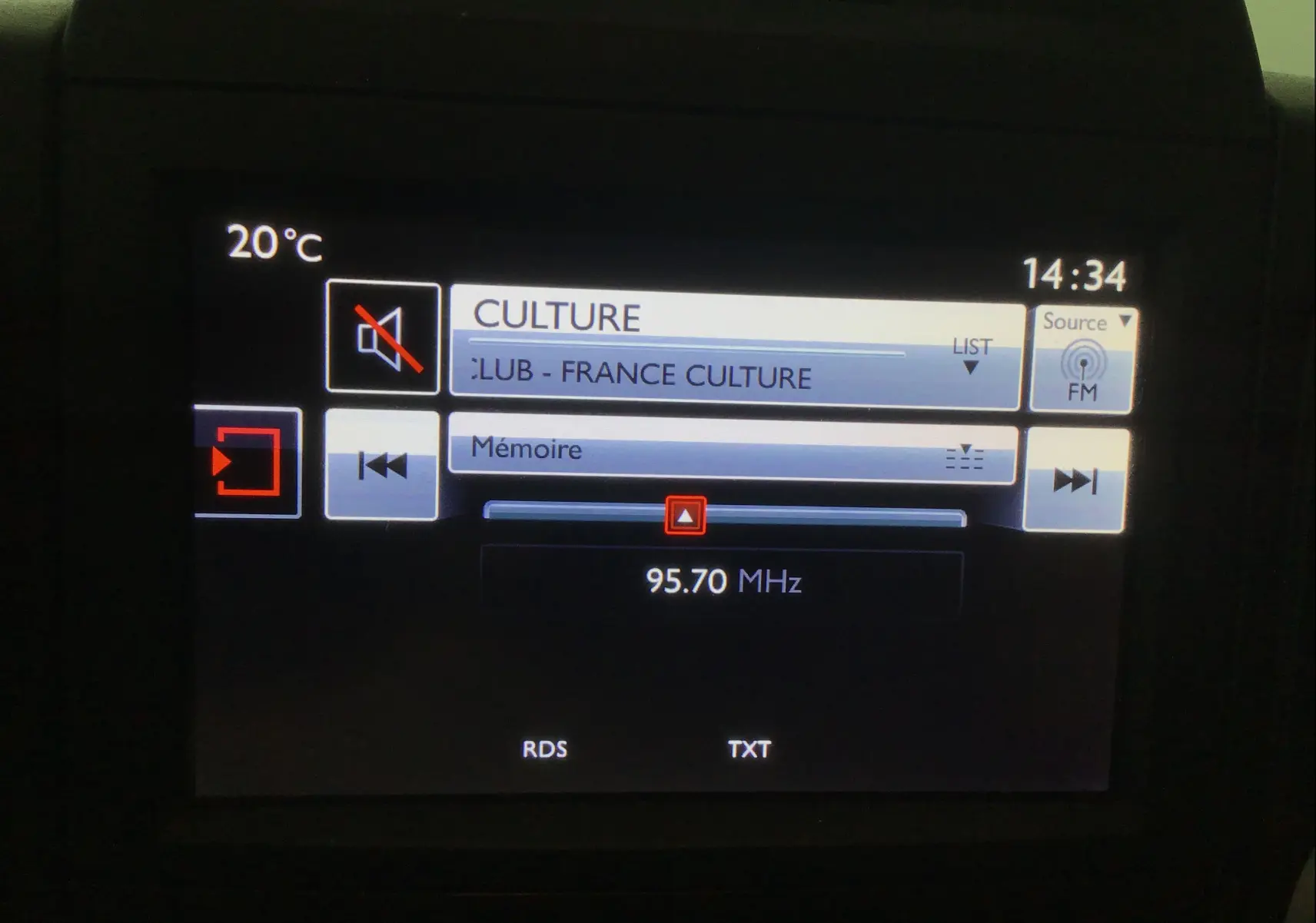 Écran multimédia du Citroën Berlingo blanc 2018 affichant la radio FM sur France Culture à 95,7 MHz