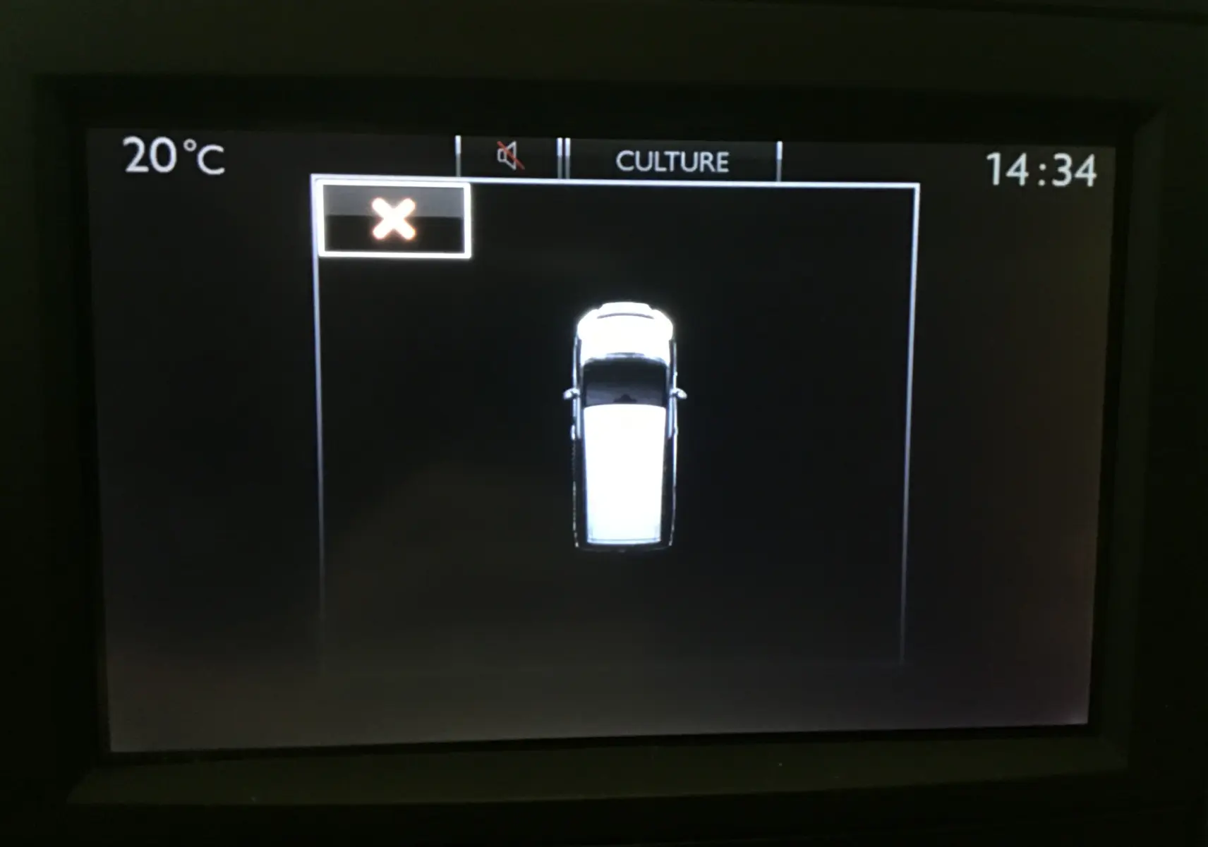 Affichage intérieur du système de navigation montrant une vue de dessus stylisée du Citroën Berlingo blanc.