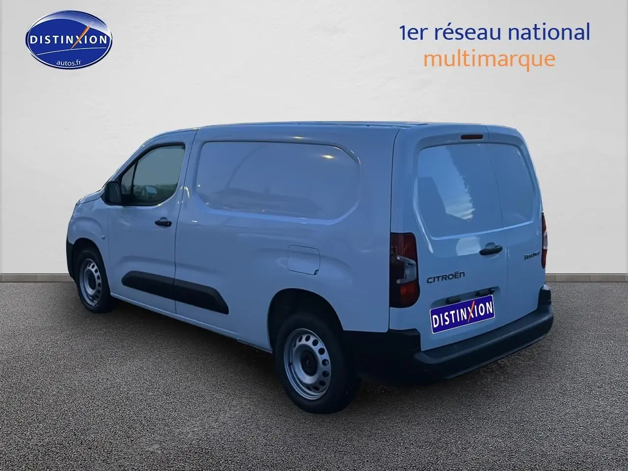 Vue 3/4 arrière droite du Citroën Berlingo Fourgon XL blanc avec porte latérale coulissante et double portes arrière.