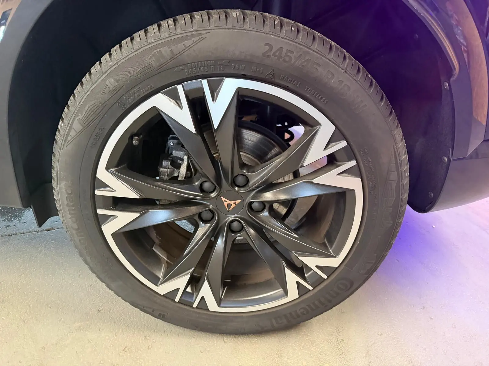 Gros plan sur une jante alliage 18'' Tempest noire et argentée du CUPRA Formentor 2.0 TDI 150 DSG V 2025.