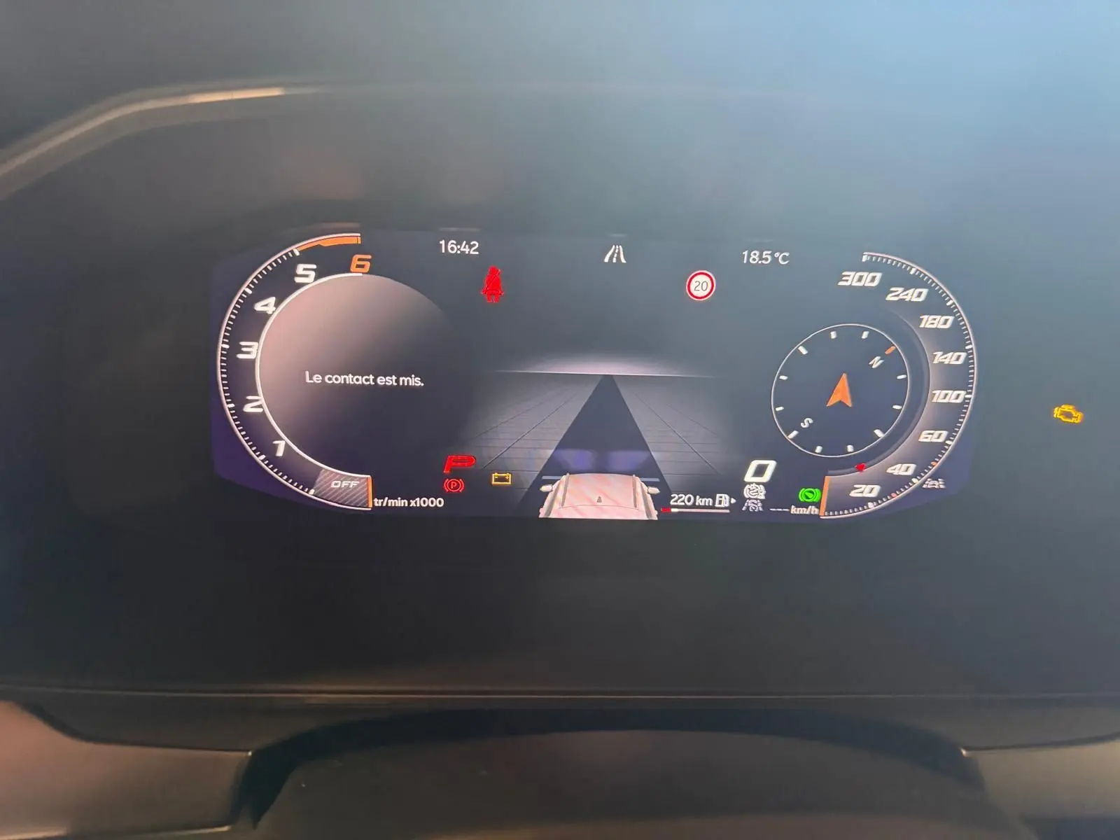 Vue rapprochée du tableau de bord numérique du CUPRA Formentor noir 2025 affichant la vitesse, la navigation et alertes.