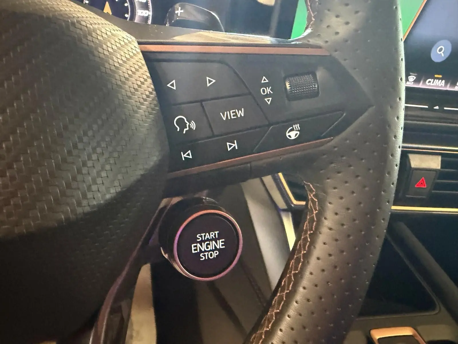 Gros plan sur le volant cuir perforé noir du CUPRA Formentor 2025 avec boutons de commande et bouton Start Engine Stop.