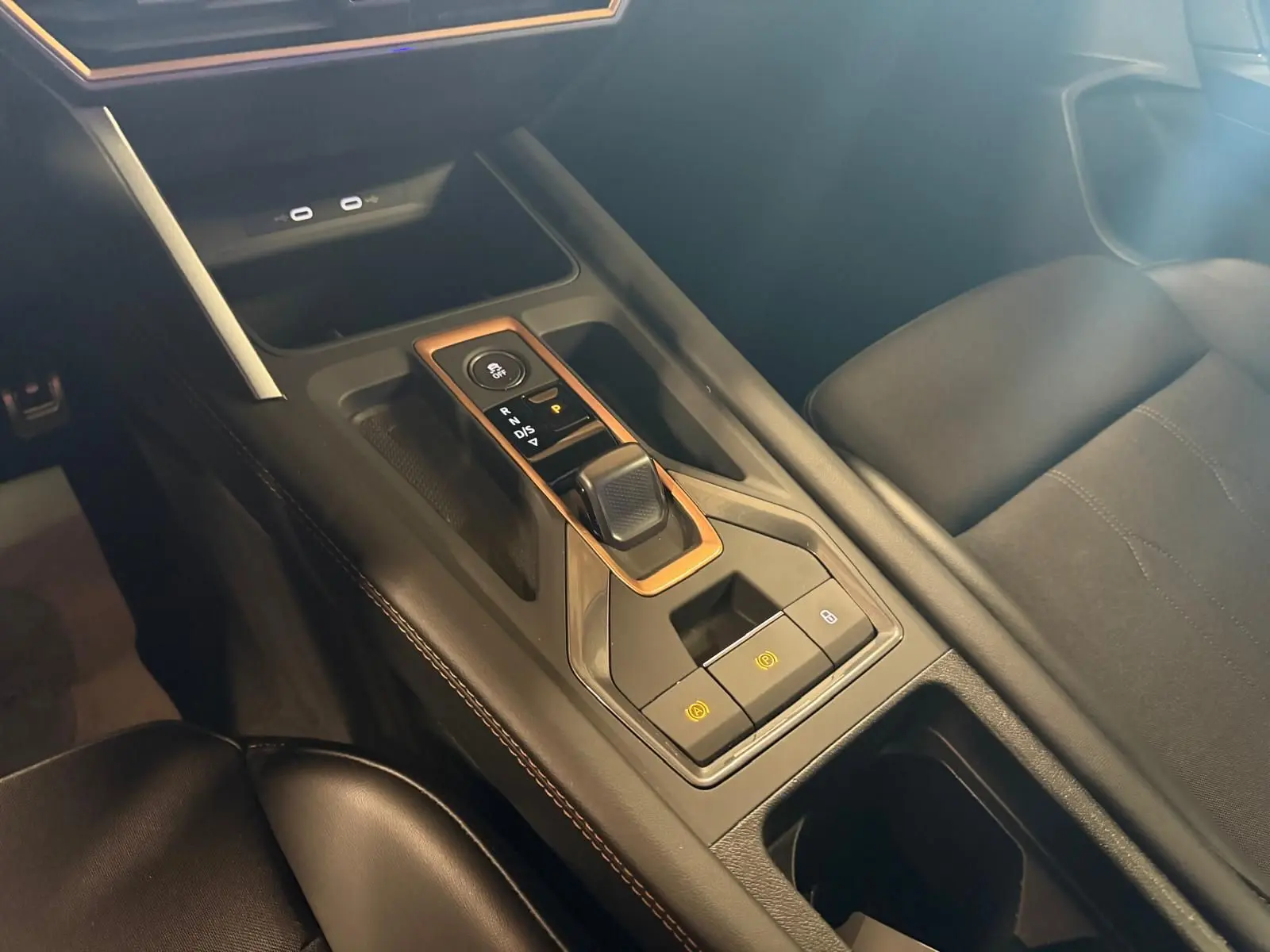 Gros plan sur la console centrale noire du CUPRA Formentor 2.0 TDI 150 DSG avec levier de vitesse et boutons éclairés.