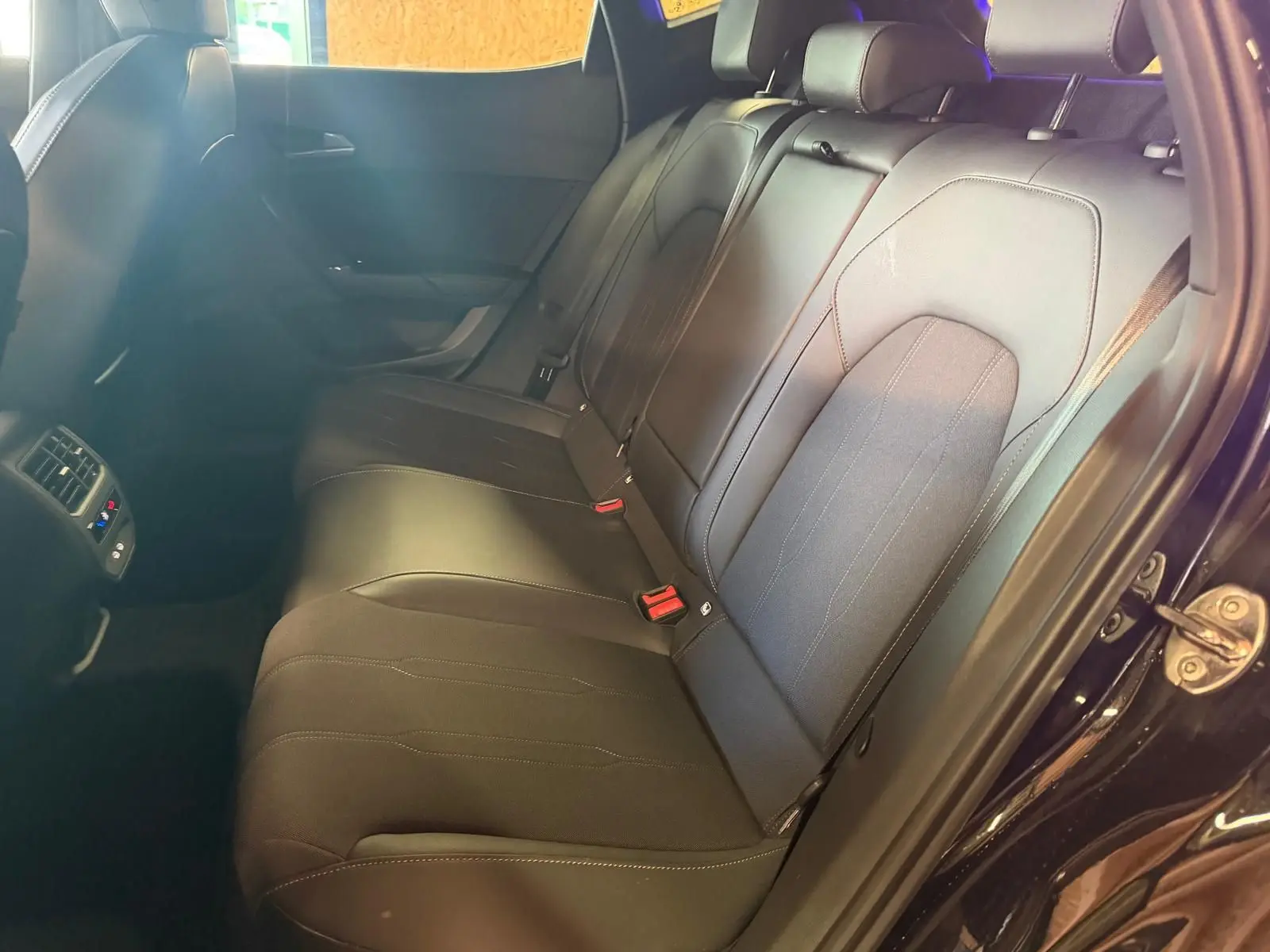 Vue intérieure côté droit des sièges arrière noirs en cuir et tissu du CUPRA Formentor 2.0 TDI 150 DSG V 2025.