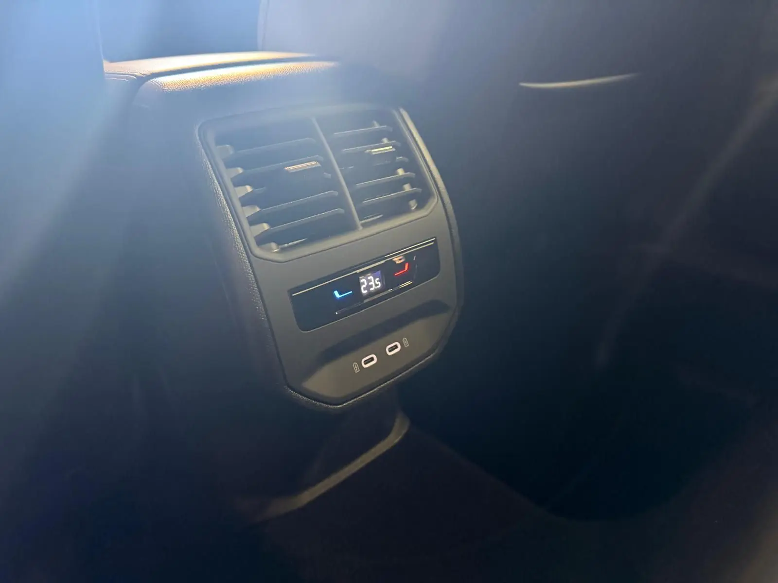 Détail de la console arrière noire du CUPRA Formentor 2025 avec réglage de climatisation et ports USB visibles.