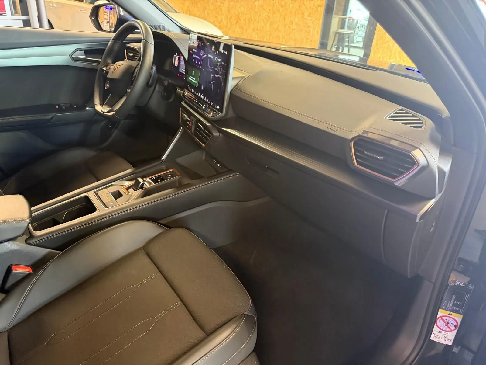 Intérieur avant droit du CUPRA Formentor 2.0 TDI 150 DSG 2025, sièges cuir/tissu noirs et écran tactile central.