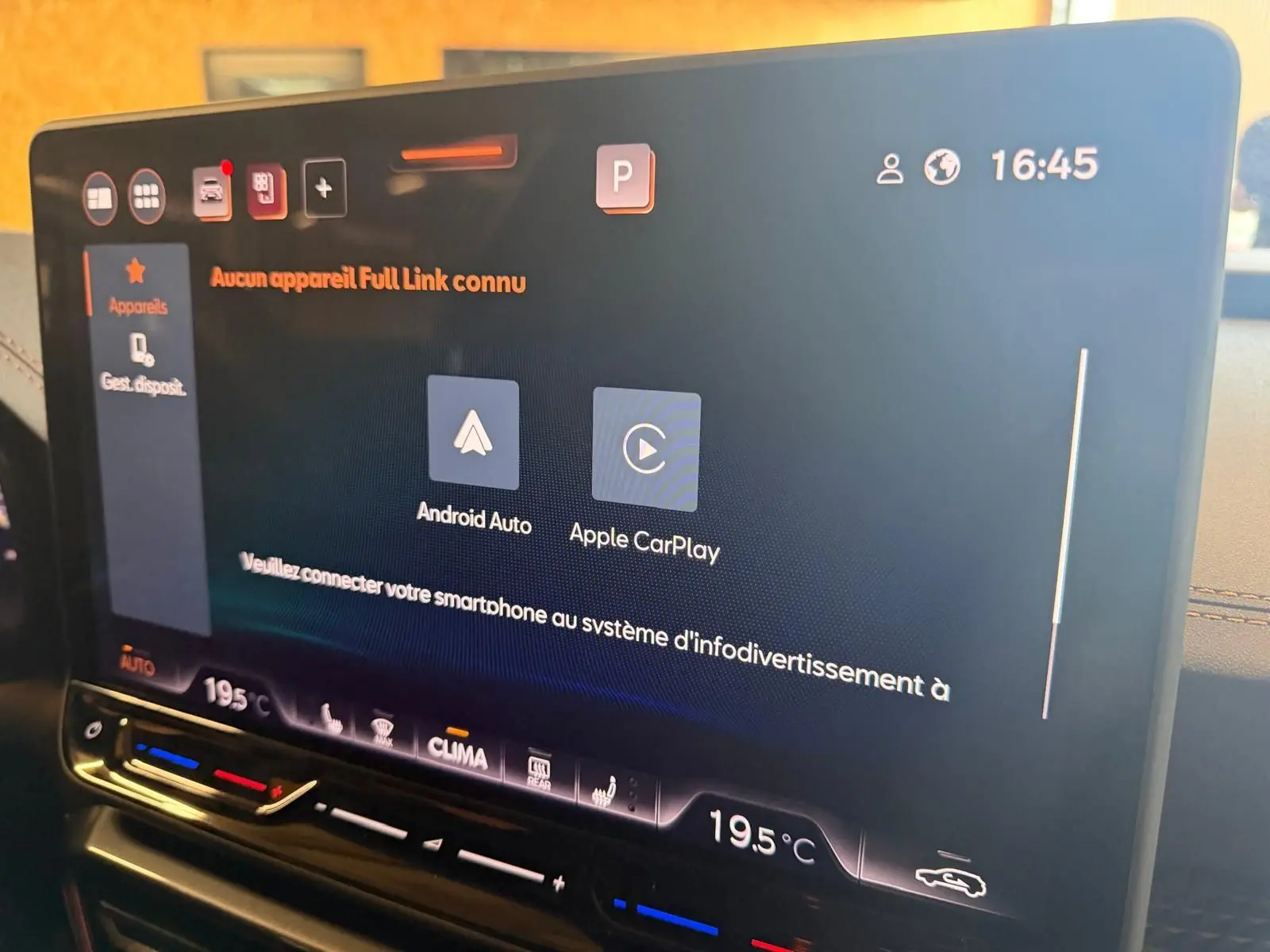 Écran tactile intérieur du CUPRA Formentor noir 2025 affichant Android Auto et Apple CarPlay.