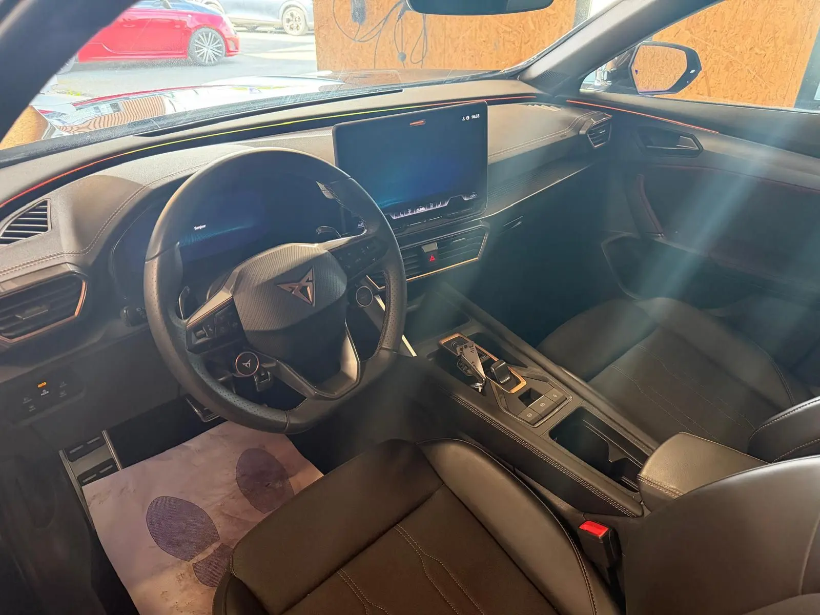 Intérieur noir du CUPRA Formentor 2025, vue côté conducteur, avec écran tactile central et volant cuir.