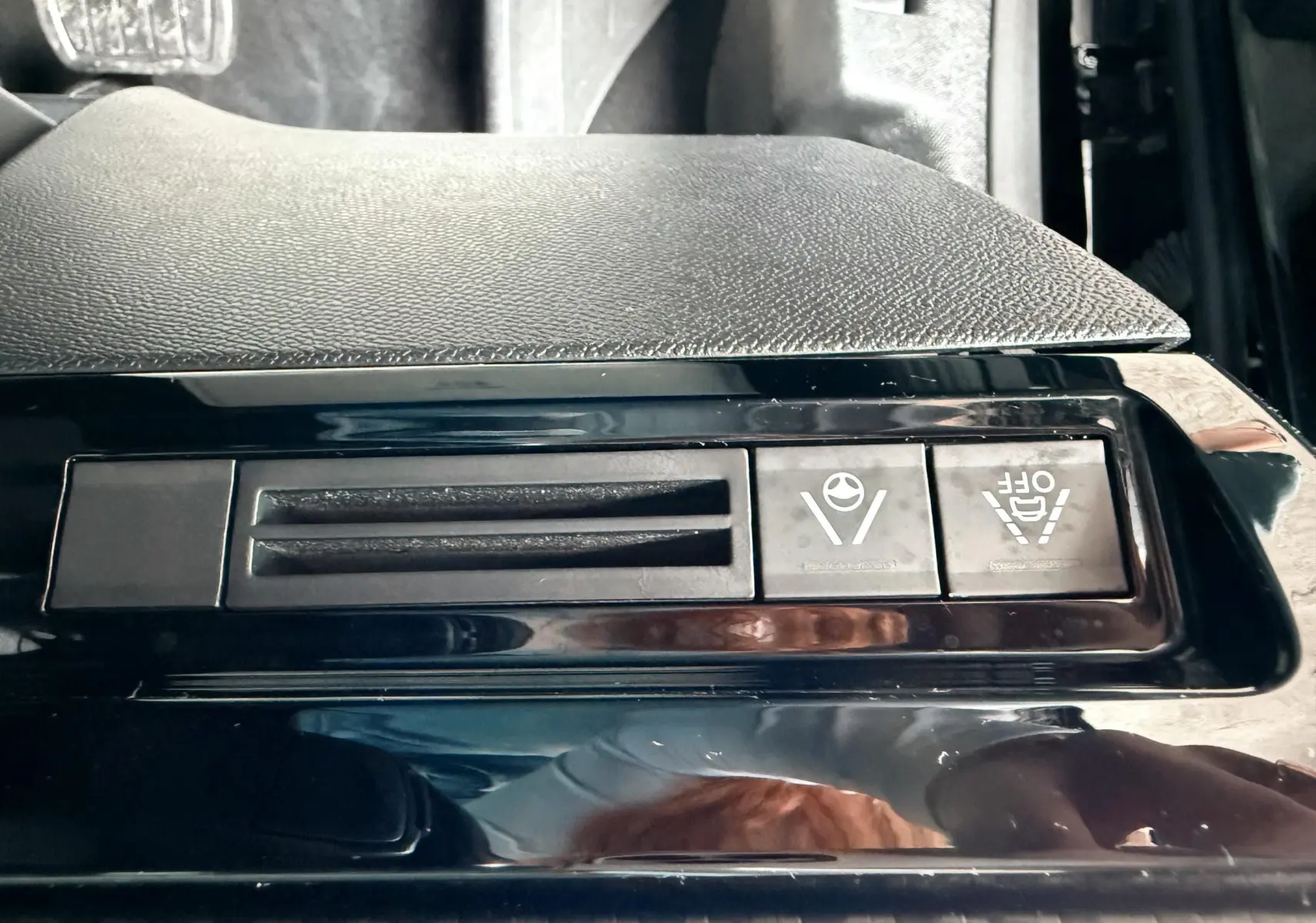 Gros plan sur les boutons de commande noirs du système d'aide à la conduite dans une Peugeot 308 SW noir métal.