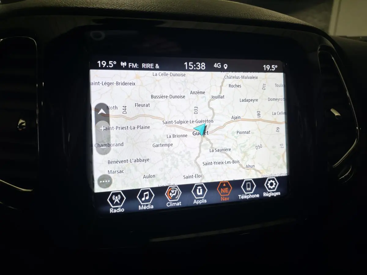 Écran tactile central du système de navigation GPS du Jeep Compass 2020 affichant une carte détaillée.
