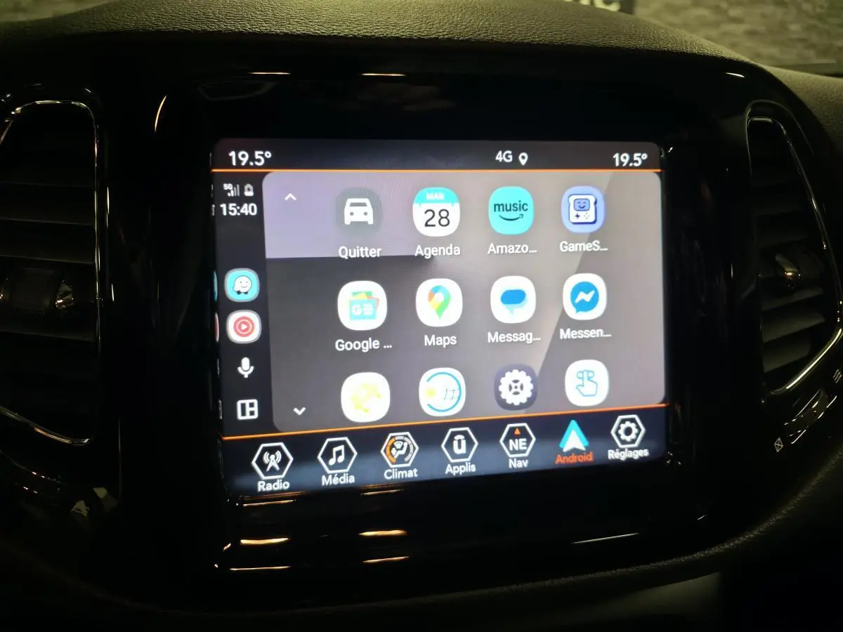 Écran tactile central du Jeep Compass 2020 affichant les applications Android Auto dans un intérieur noir.