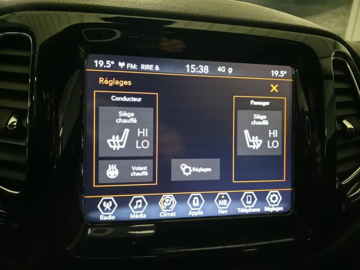 Écran tactile central du Jeep Compass 2020 montrant les réglages des sièges et volant chauffants.