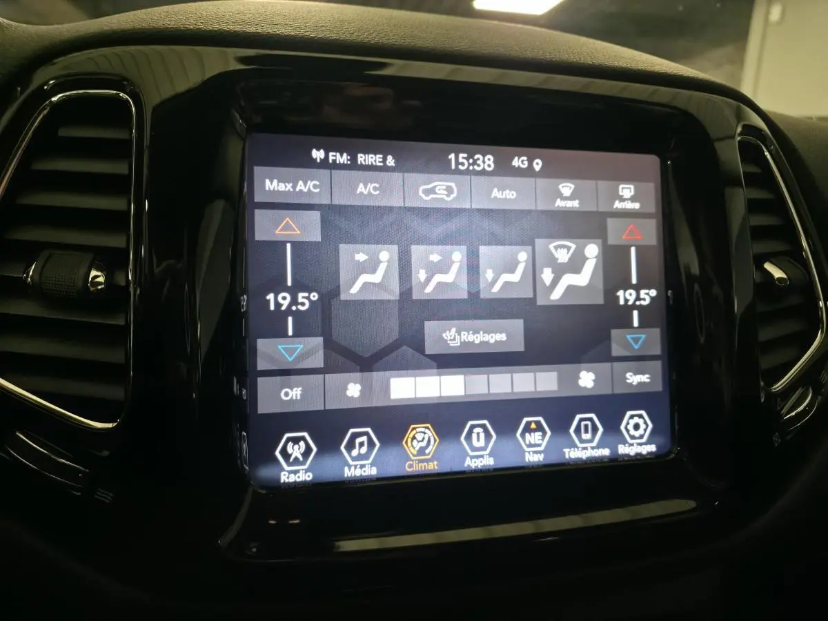 Écran tactile central du Jeep Compass 2020 montrant les réglages de climatisation bizona à 19,5°C.