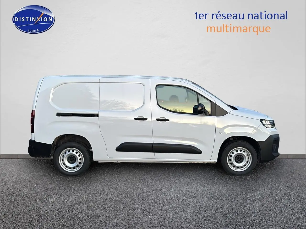 Profil côté gauche du Citroën Berlingo Fourgon blanc 2025 avec porte latérale coulissante et jantes acier.