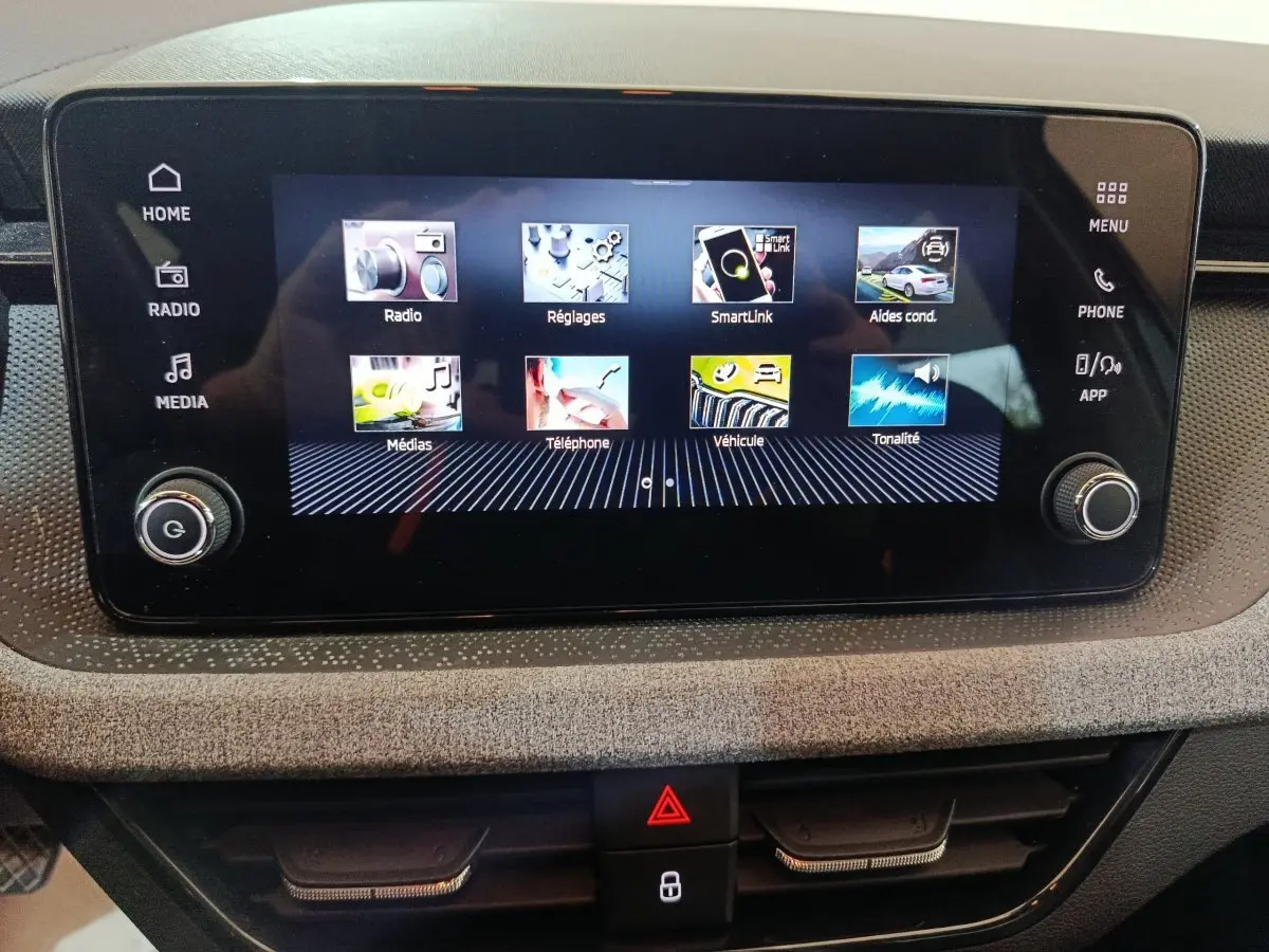 Écran tactile central de la Skoda Kamiq 2024 affichant le menu principal avec options multimédia et réglages.