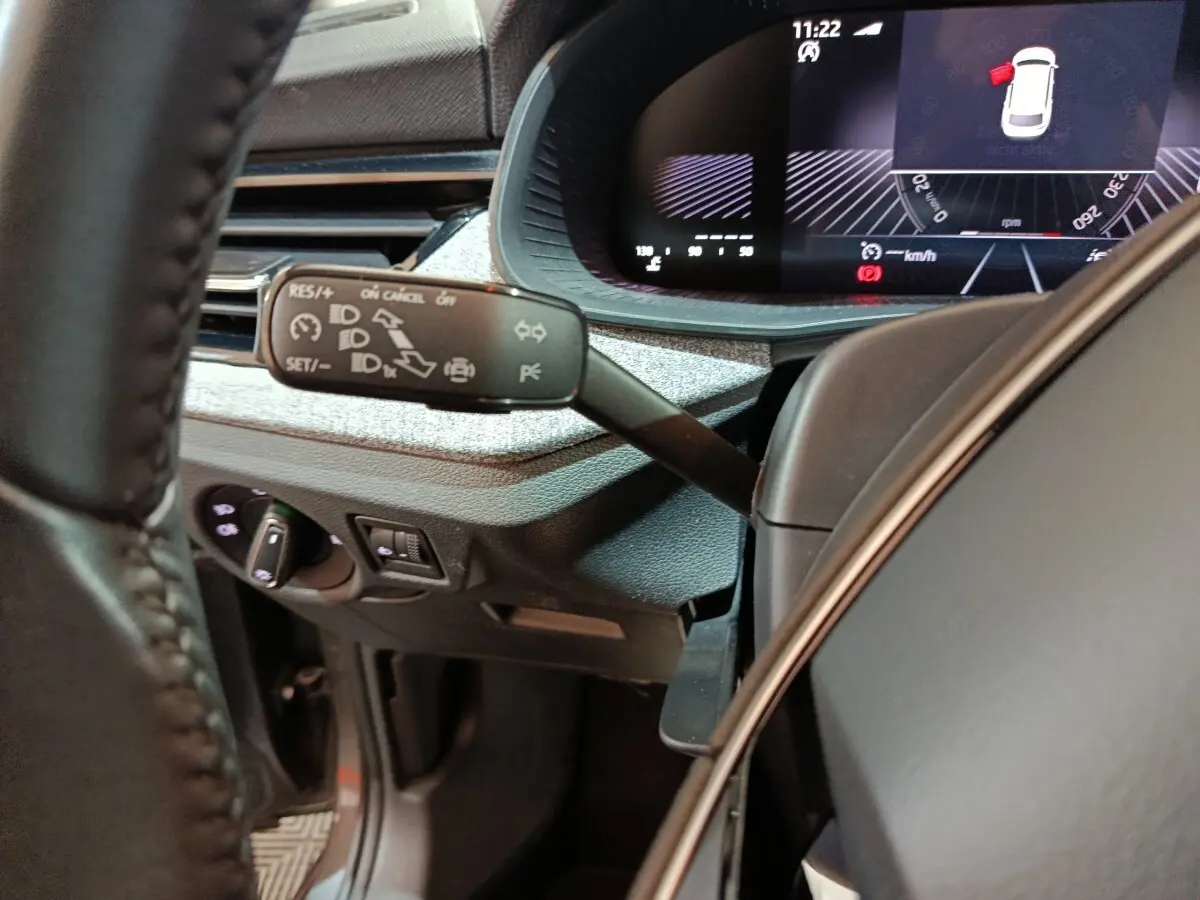 Gros plan sur le tableau de bord et le volant cuir du Skoda Kamiq 2024, avec affichage numérique et commandes au volant.