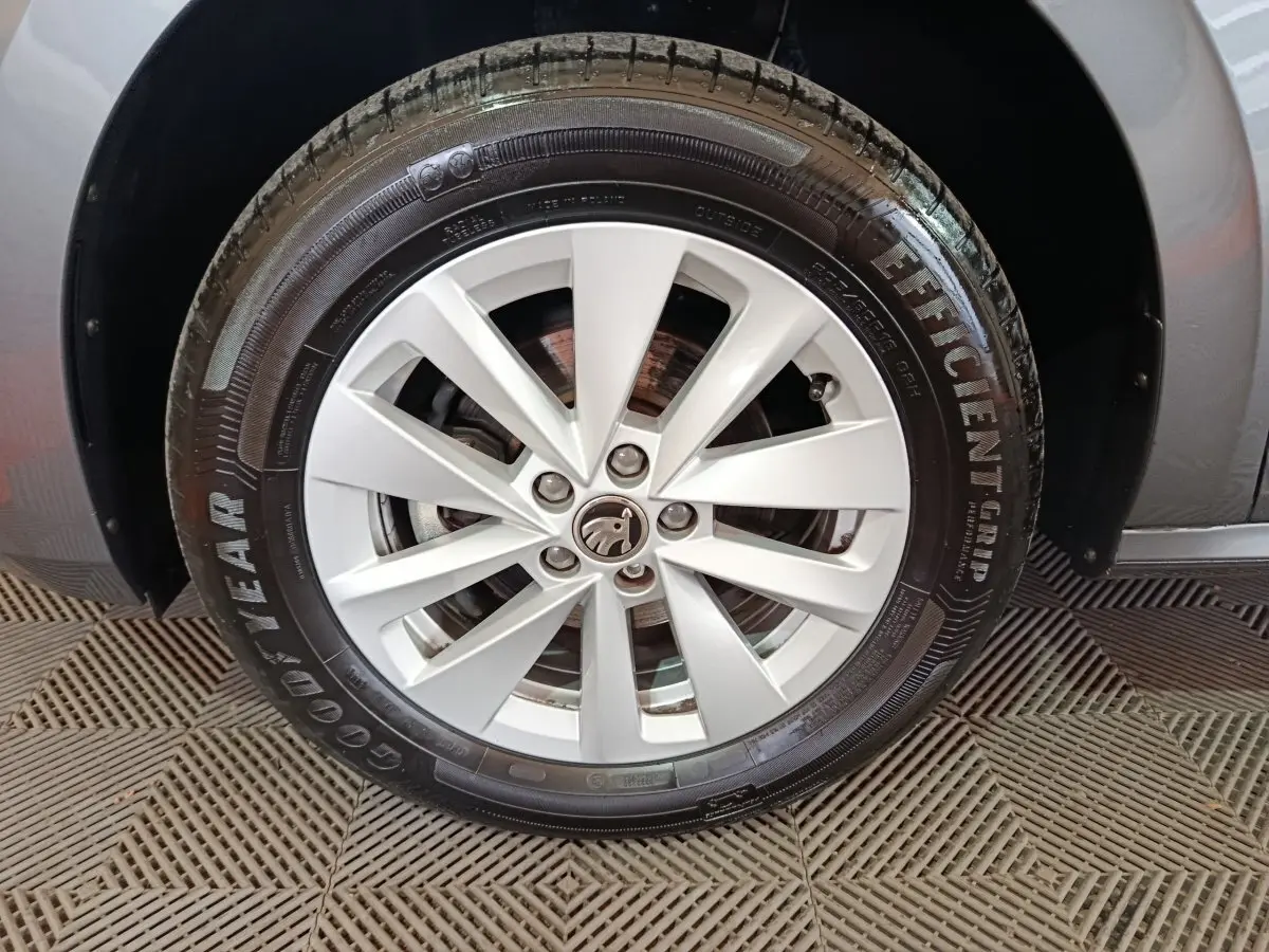 Gros plan sur la roue avant droite gris clair d’un Skoda Kamiq 2024 avec jante alliage et pneu Goodyear.
