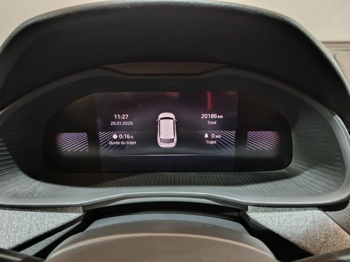 Affichage numérique du tableau de bord du Skoda Kamiq 2024 montrant la distance totale et la durée du trajet.
