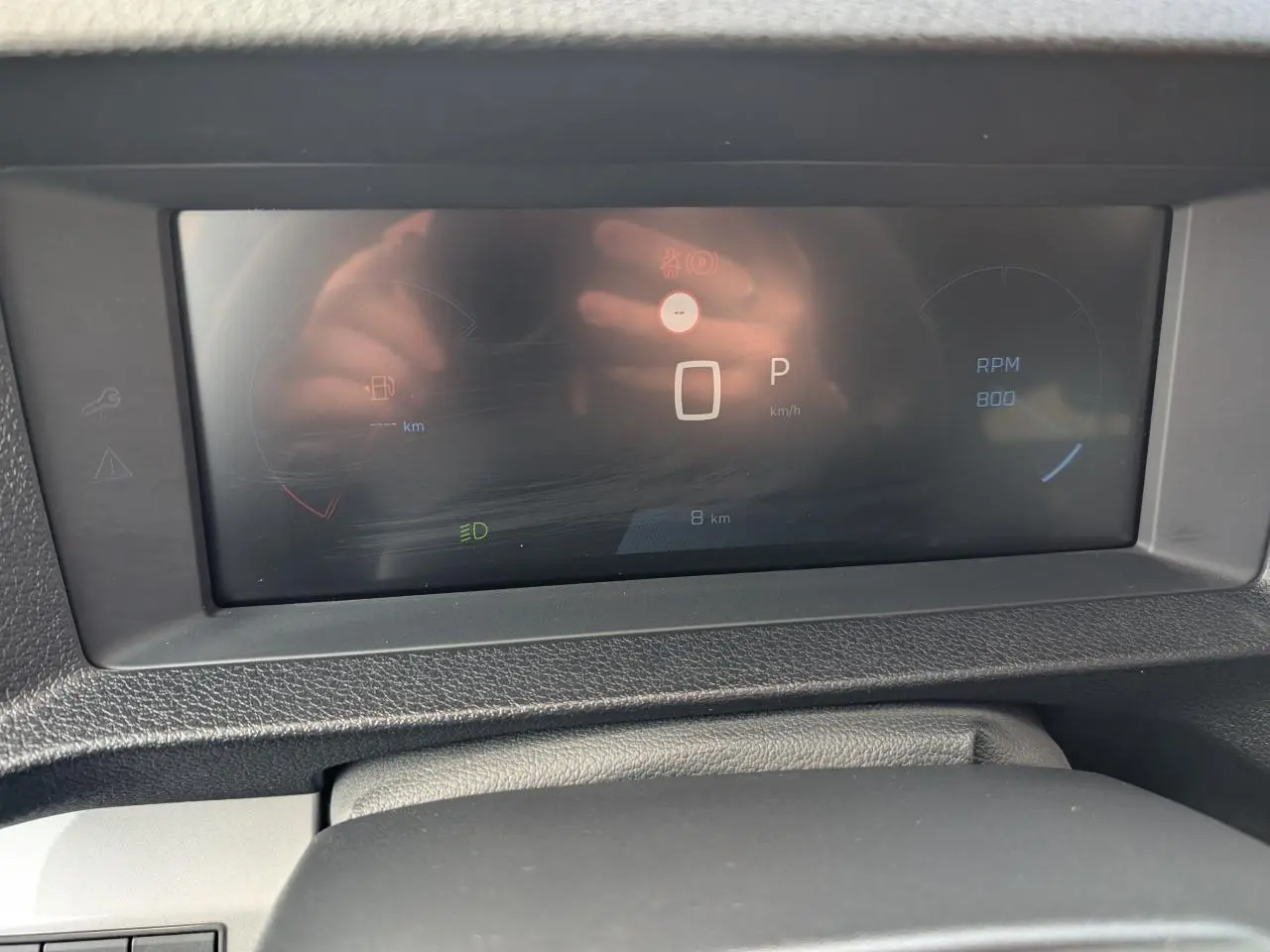 Combiné numérique noir et blanc du Peugeot Expert Fourgon 2025 affichant 0 km/h et 800 RPM.