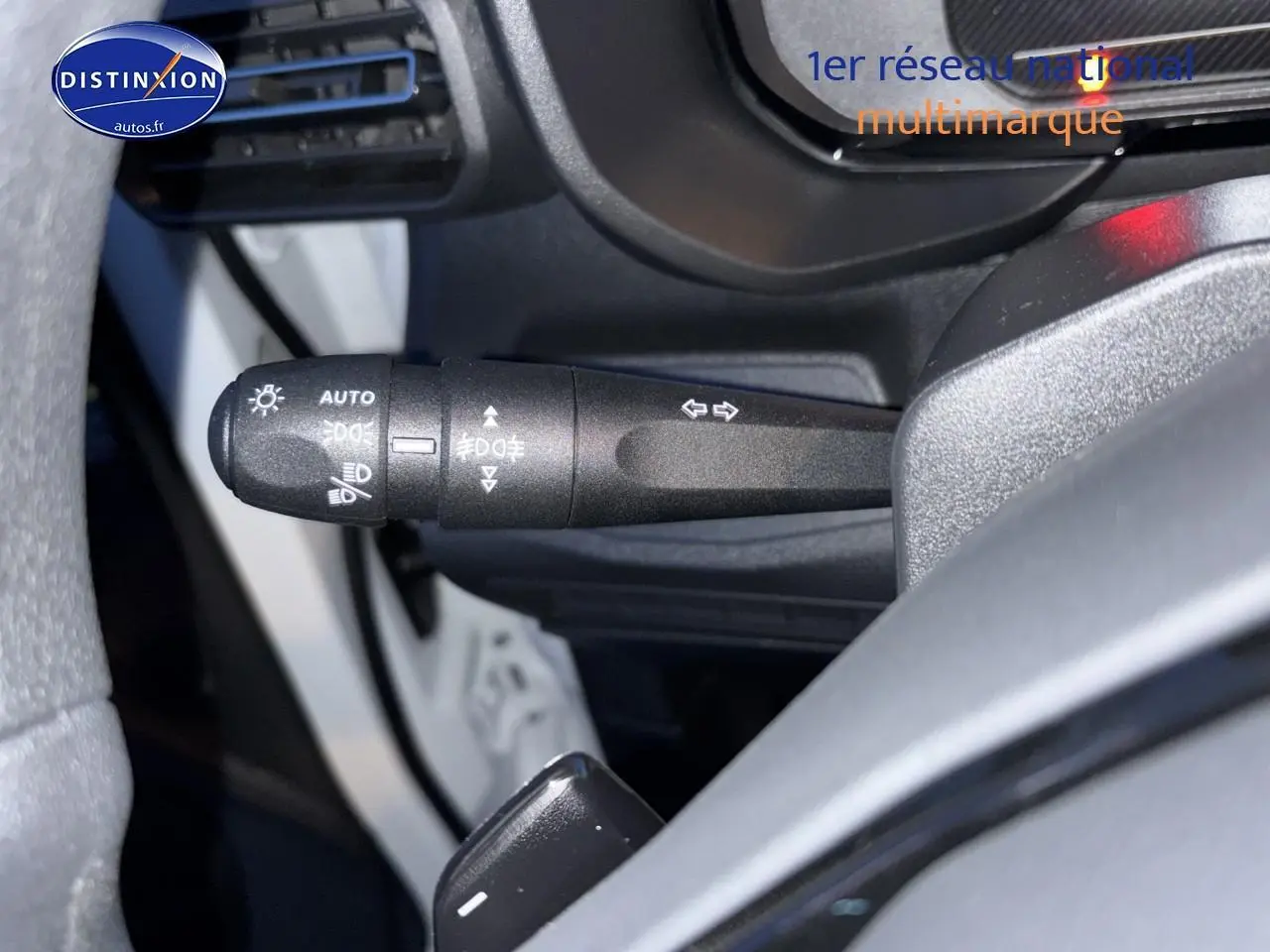 Gros plan sur la commande des feux et clignotants à gauche du volant dans un Citroën Berlingo Fourgon blanc 2025.