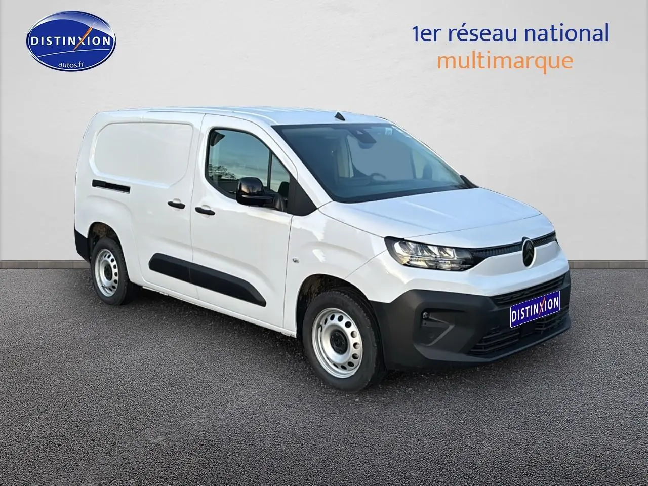 Fourgon Citroën Berlingo XL blanc en 3/4 avant droit avec porte latérale coulissante visible.