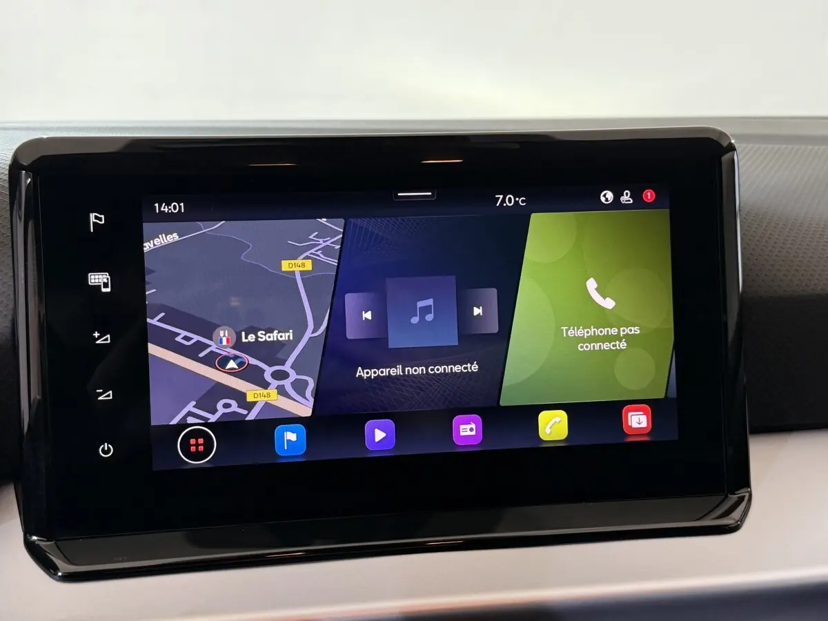 Écran tactile central de la SEAT Ibiza 2024 affichant navigation, musique et téléphone non connecté.